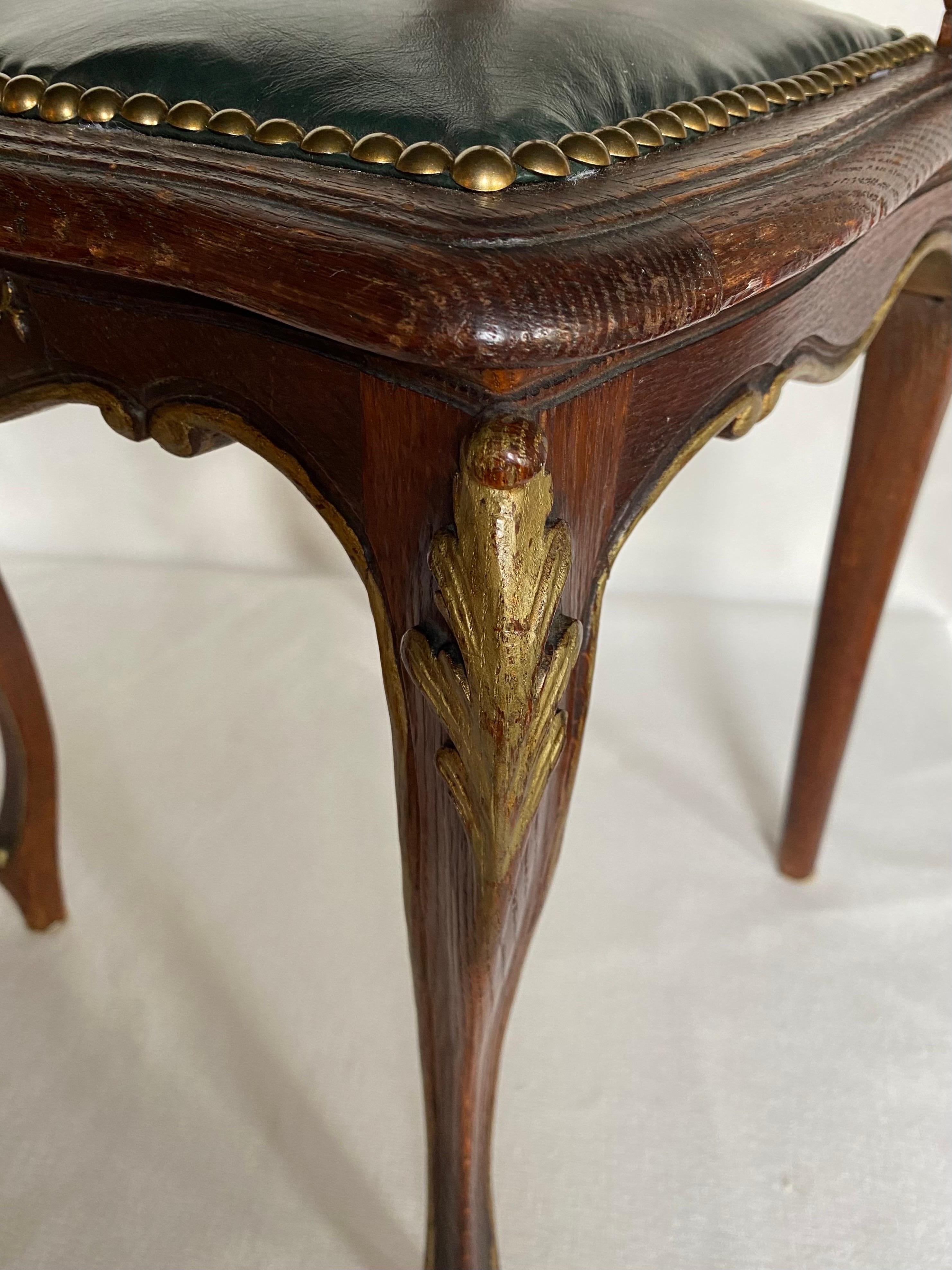 Chaise d'appoint en bois doré sculpté de style Louis XV avec détails latéraux en cuir en vente 4