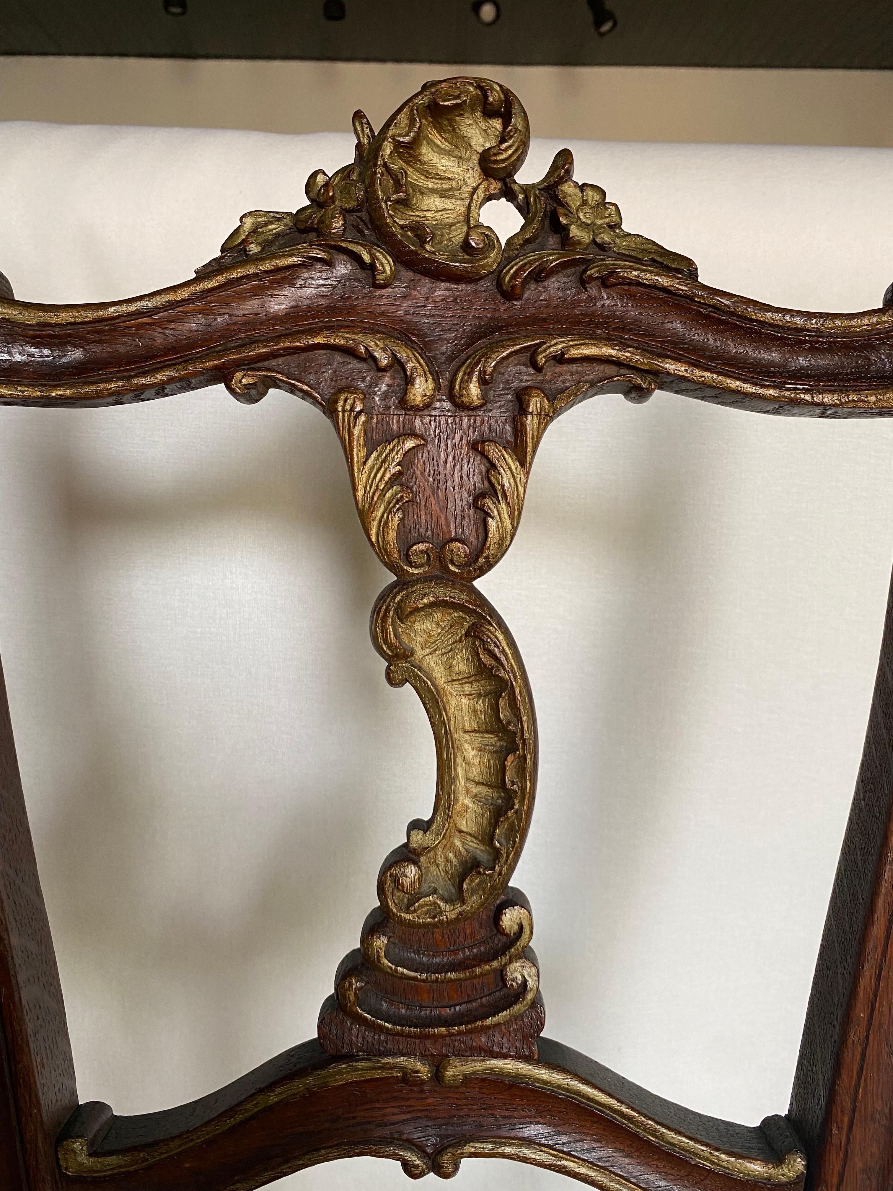 Chaise d'appoint en bois doré sculpté de style Louis XV avec détails latéraux en cuir en vente 5