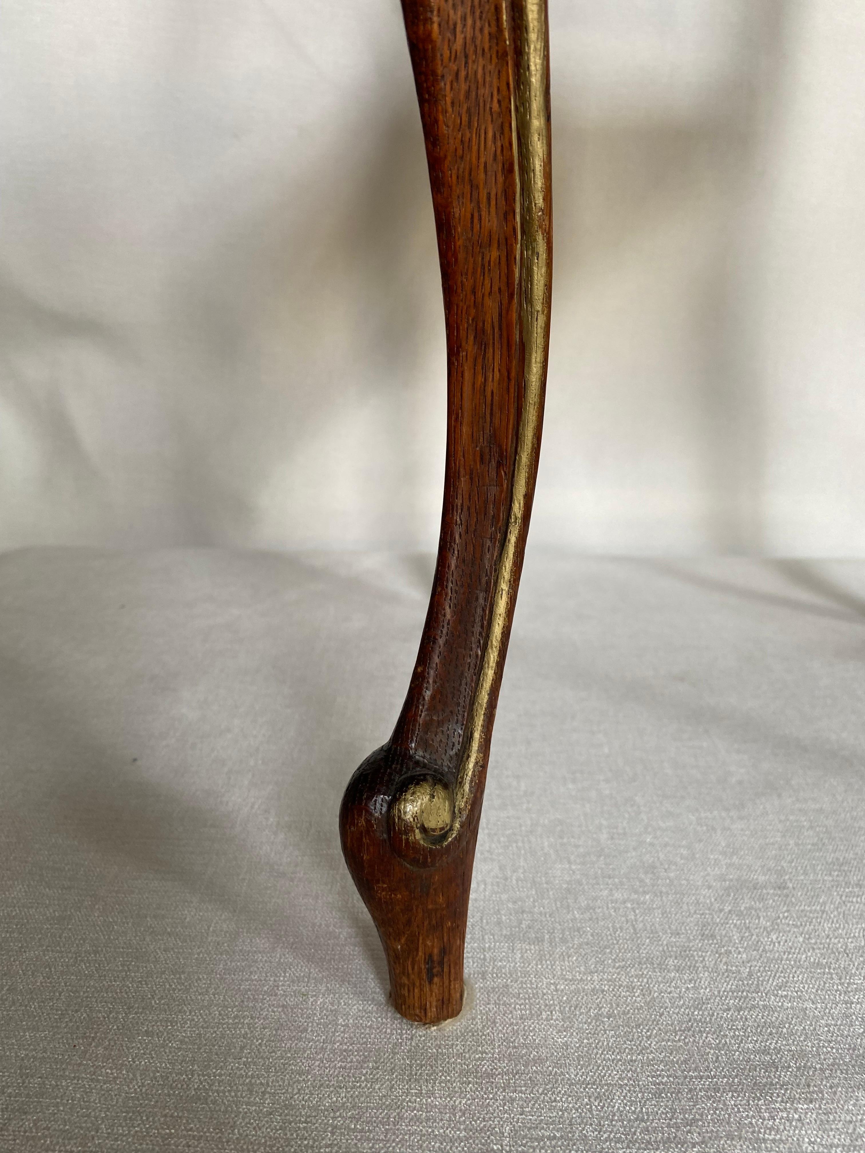 Chaise d'appoint en bois doré sculpté de style Louis XV avec détails latéraux en cuir en vente 6