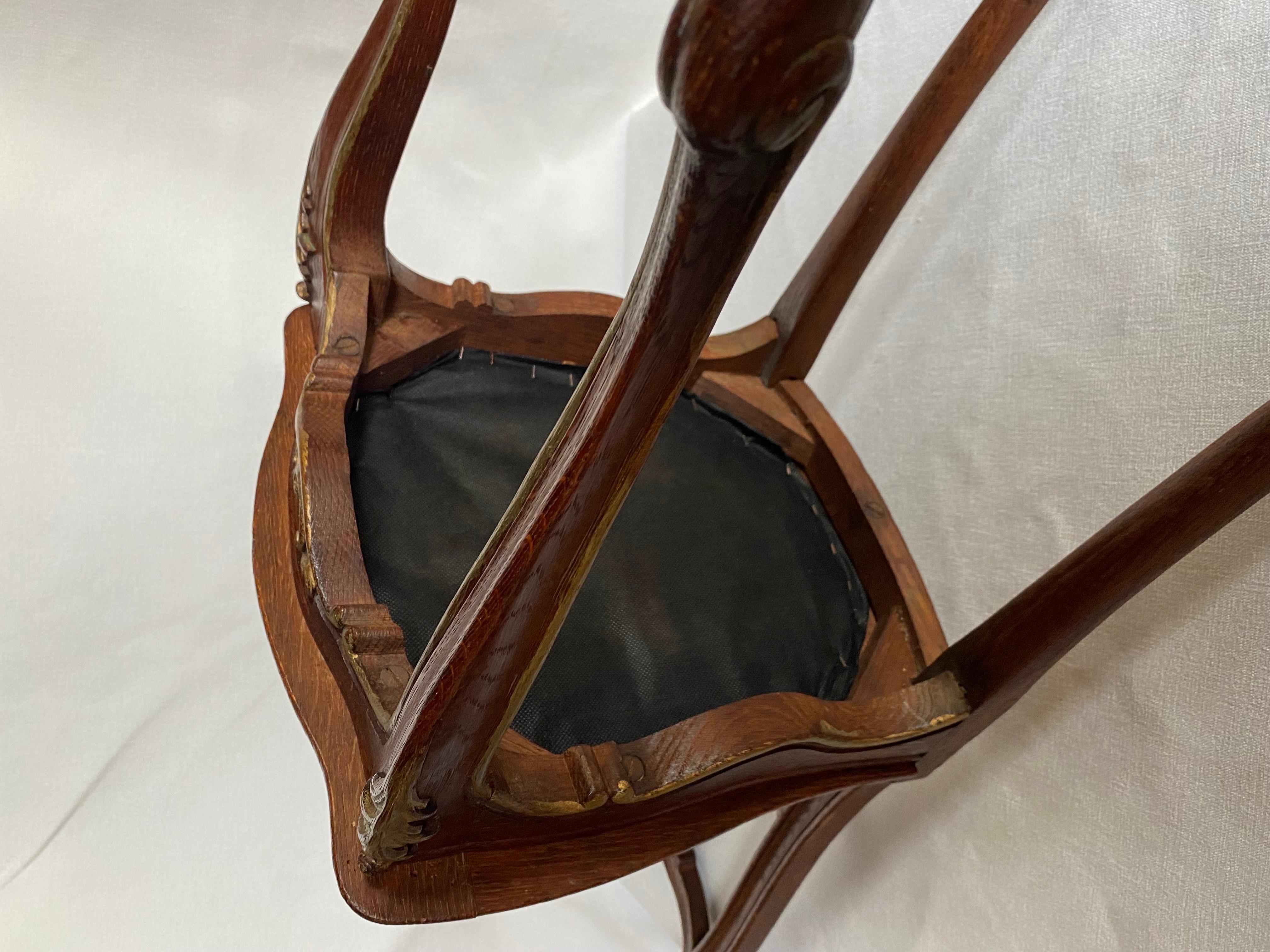 Chaise d'appoint en bois doré sculpté de style Louis XV avec détails latéraux en cuir en vente 9