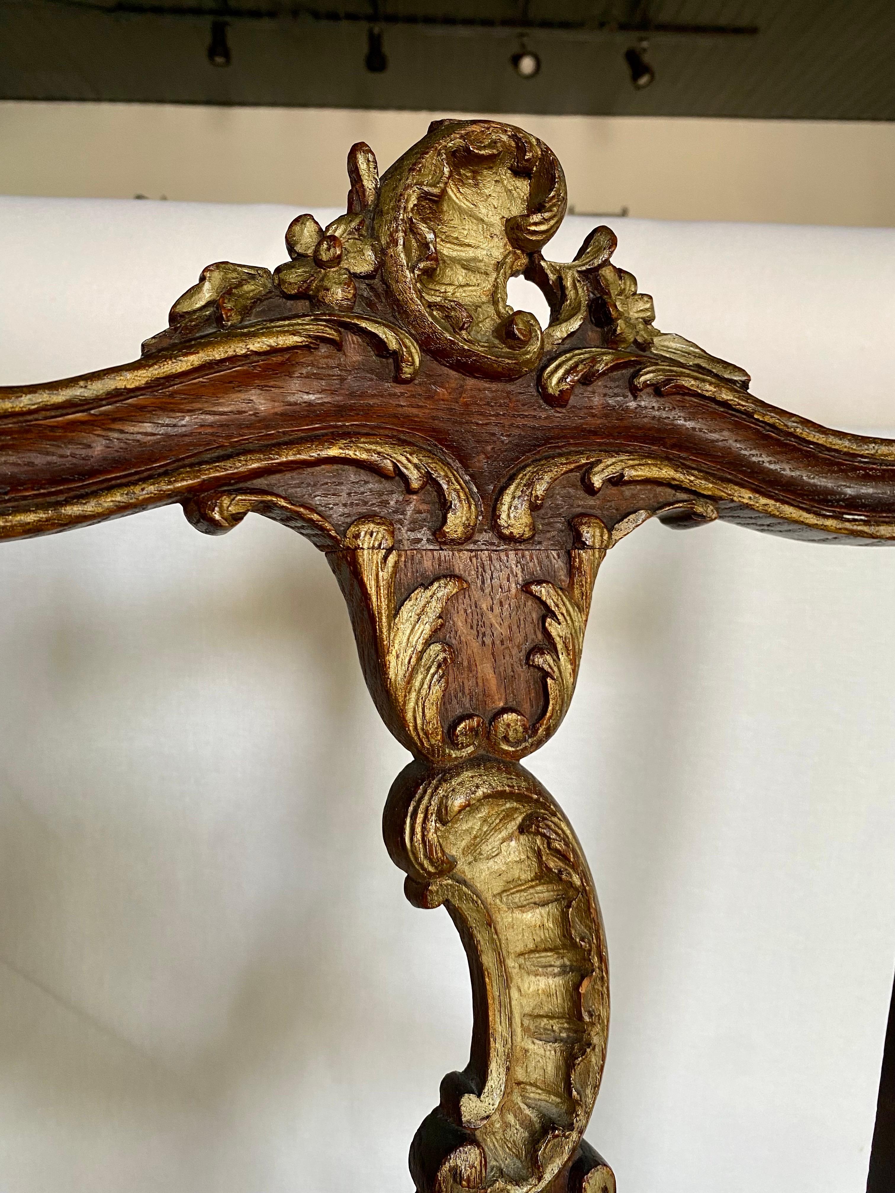 Beistellstuhl aus geschnitztem vergoldetem Holz im Louis XV.-Stil mit Akzent aus Leder (Messing) im Angebot