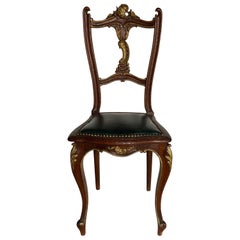 Chaise d'appoint en bois doré sculpté de style Louis XV avec détails latéraux en cuir