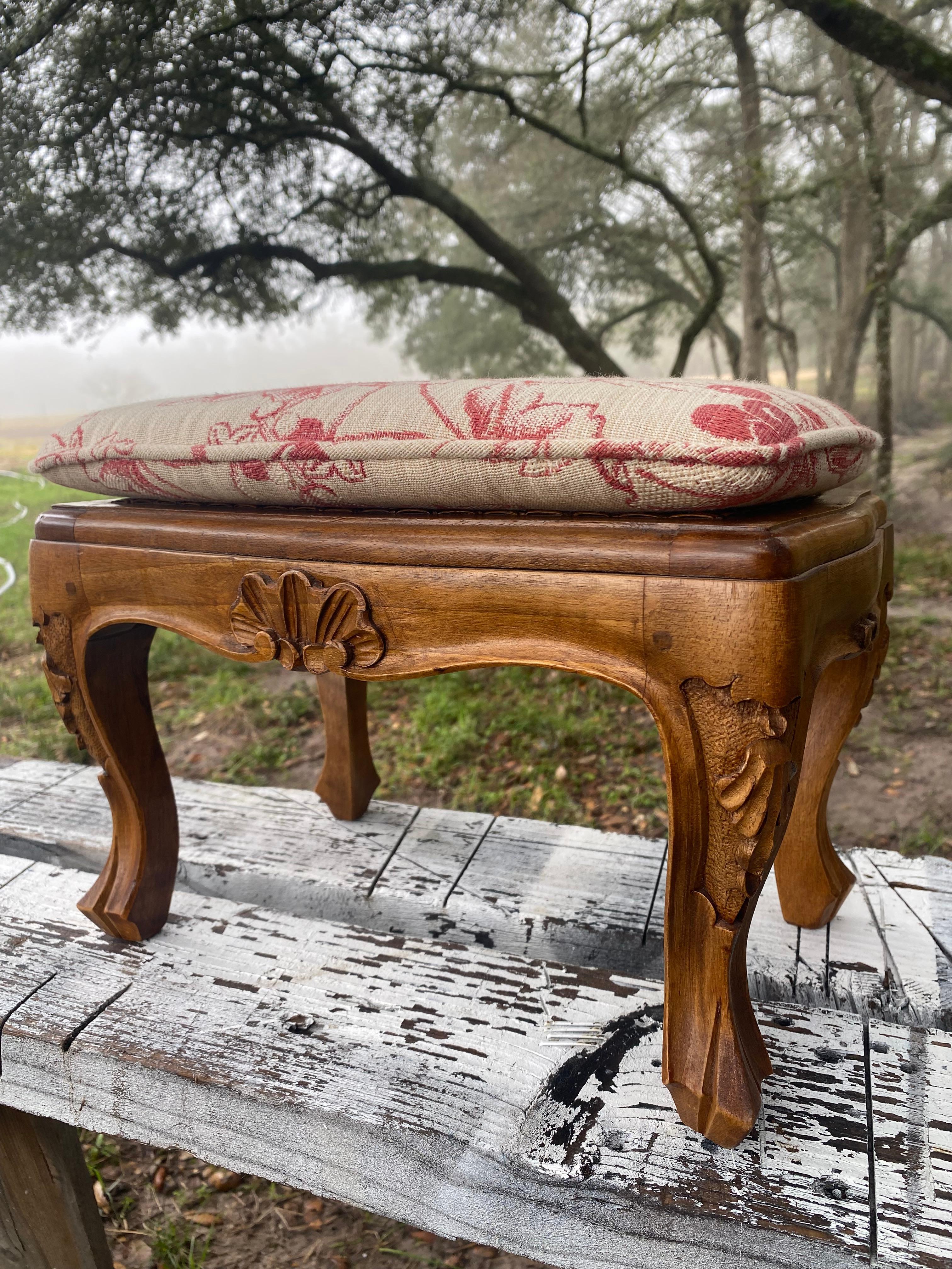 Canne italienne sculptée de style Louis XV + Tabouret en tissu neuf en vente 3