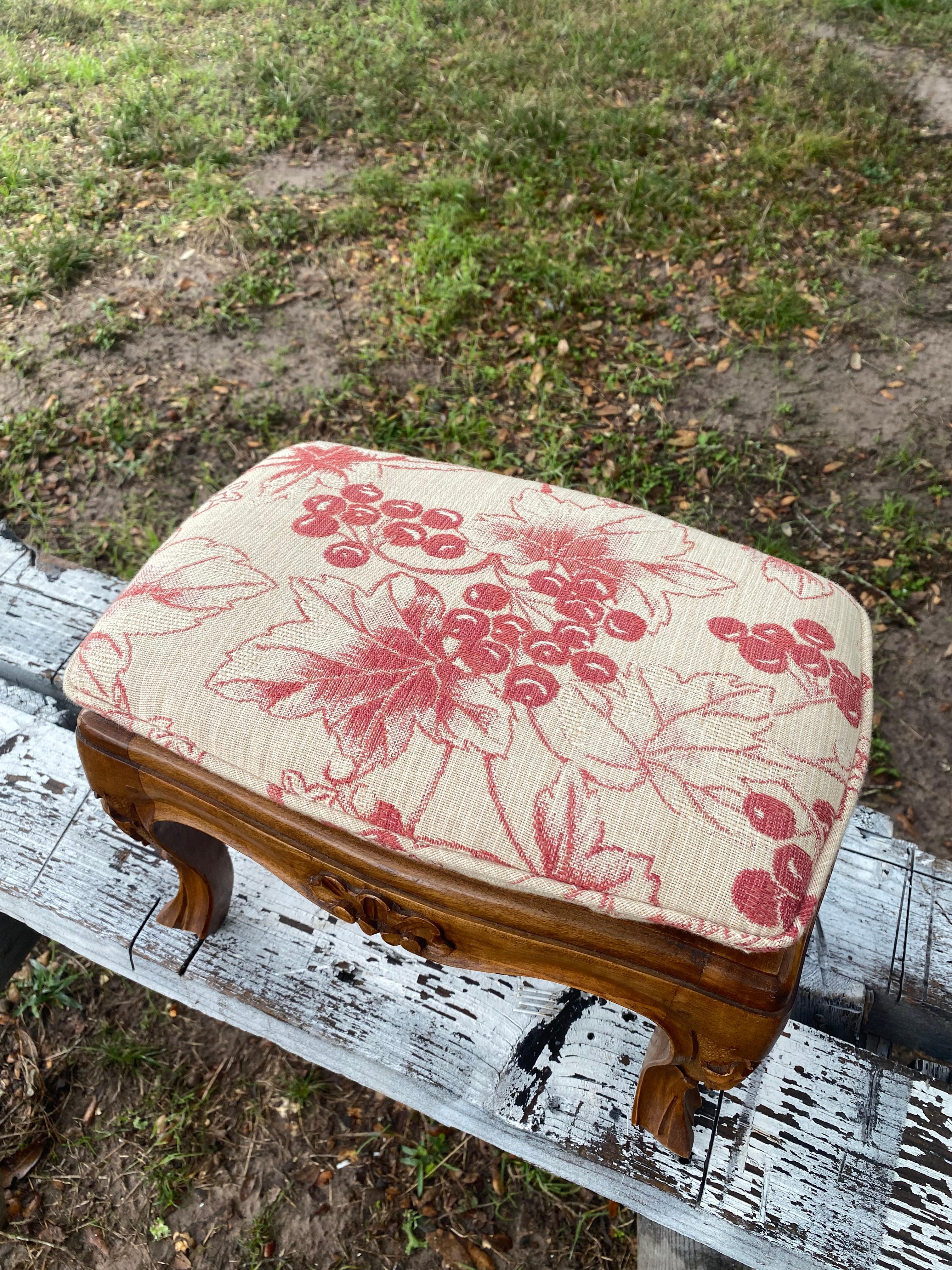 Canne italienne sculptée de style Louis XV + Tabouret en tissu neuf en vente 4