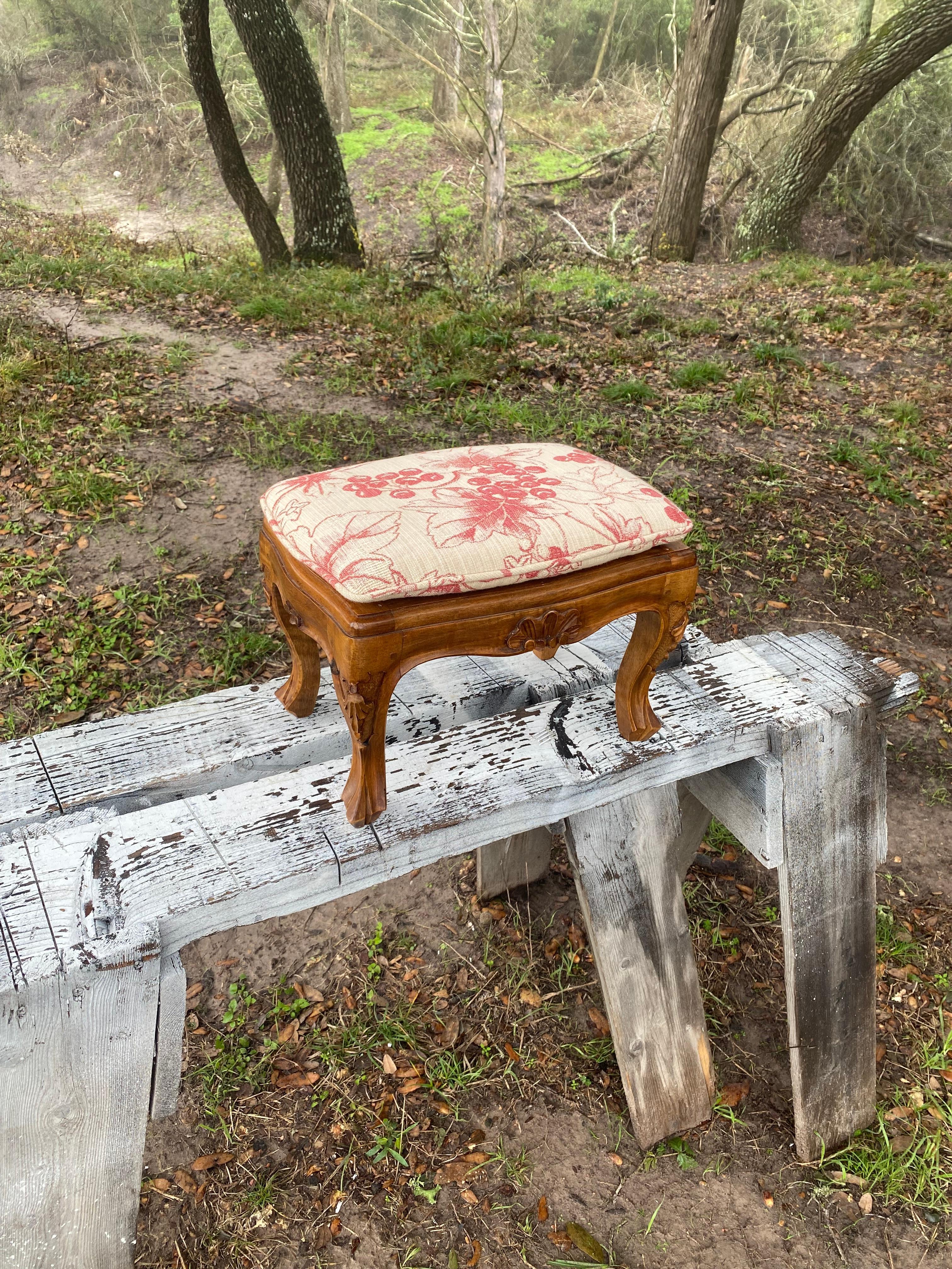 Canne italienne sculptée de style Louis XV + Tabouret en tissu neuf en vente 10