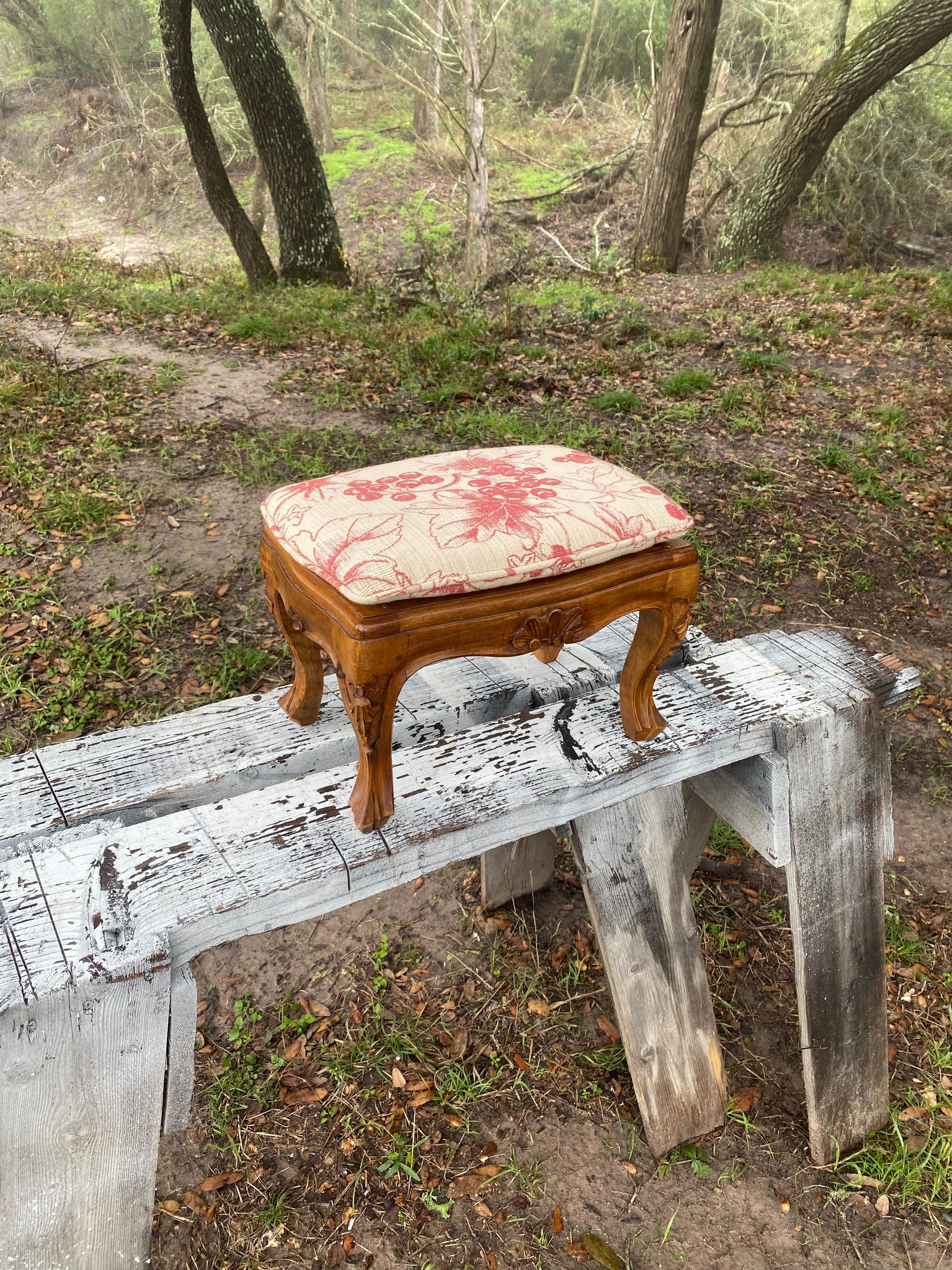 Canne italienne sculptée de style Louis XV + Tabouret en tissu neuf en vente 11