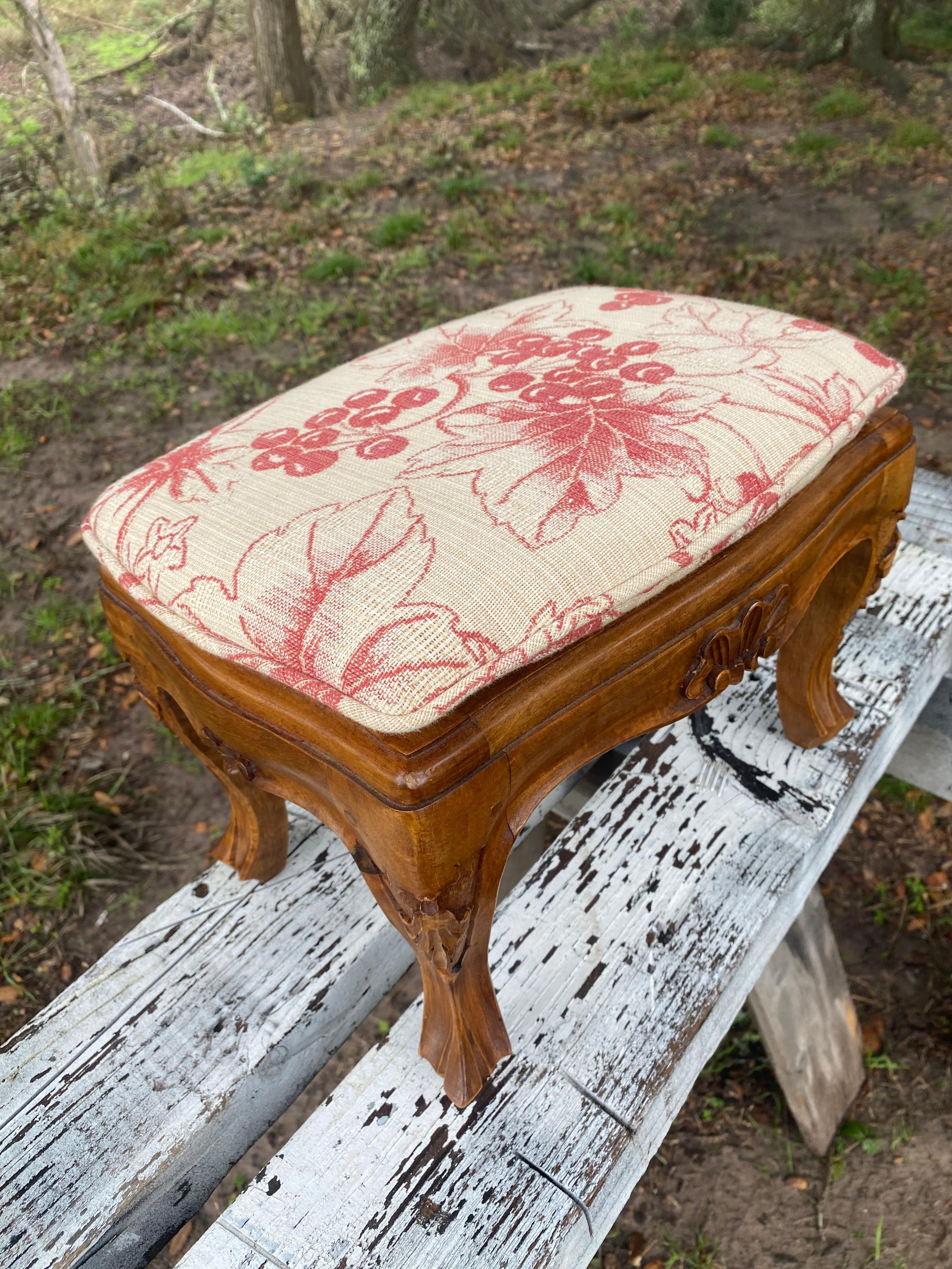 Canne italienne sculptée de style Louis XV + Tabouret en tissu neuf Bon état - En vente à Round Top, TX