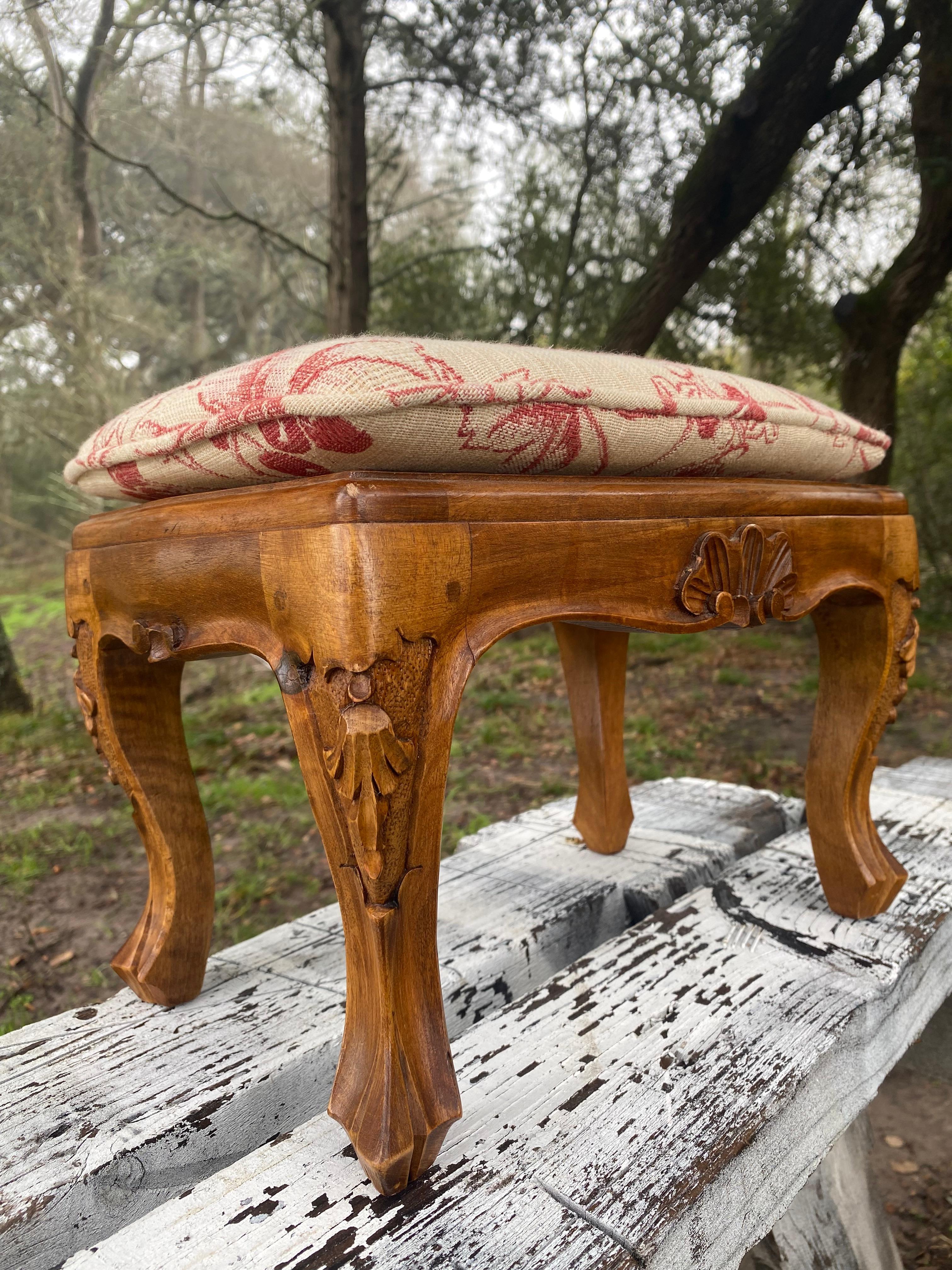 20ième siècle Canne italienne sculptée de style Louis XV + Tabouret en tissu neuf en vente