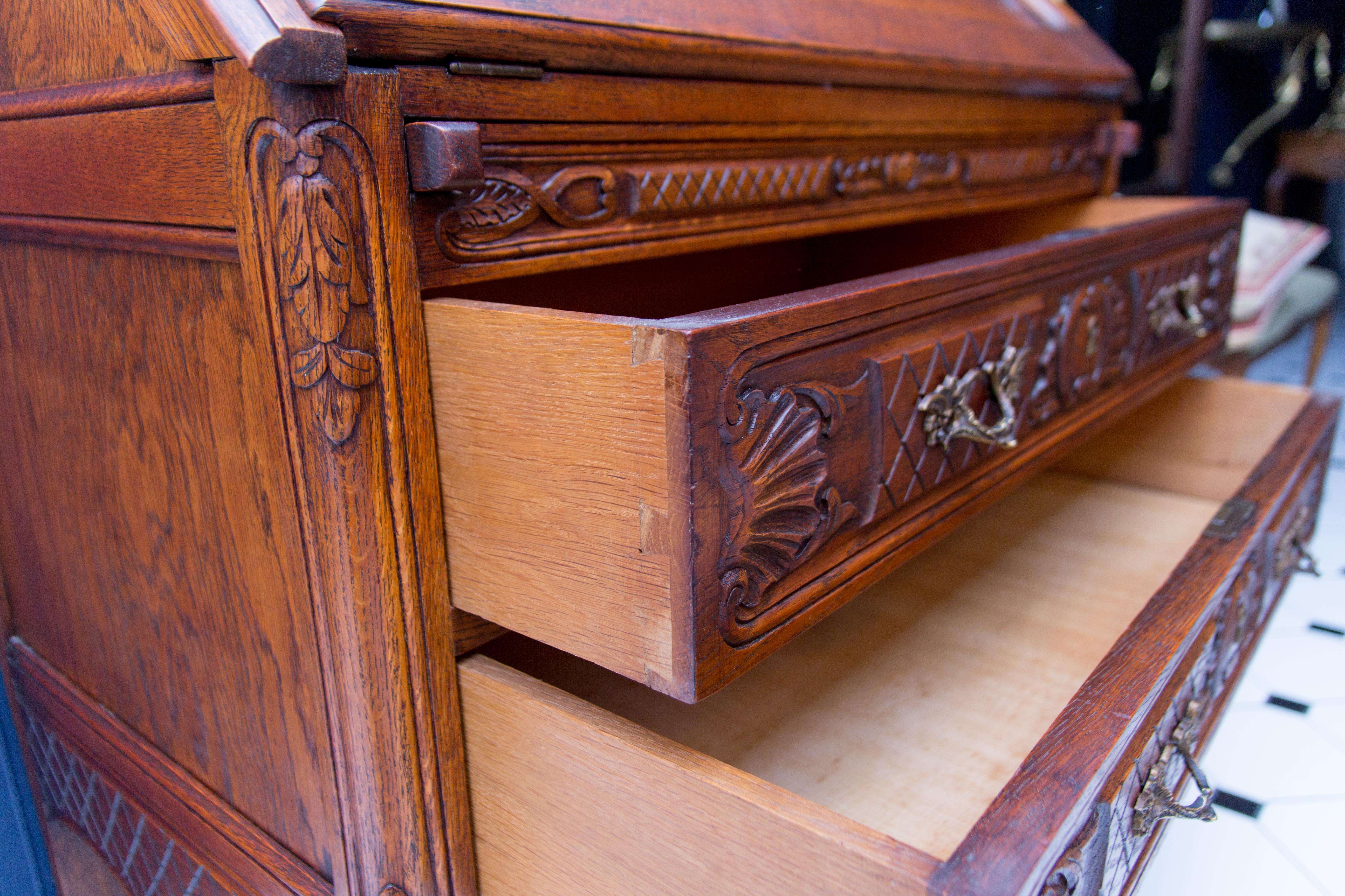 Bureau de secrétaire à deux tiroirs en chêne sculpté de style Louis XV, années 1920 en vente 10