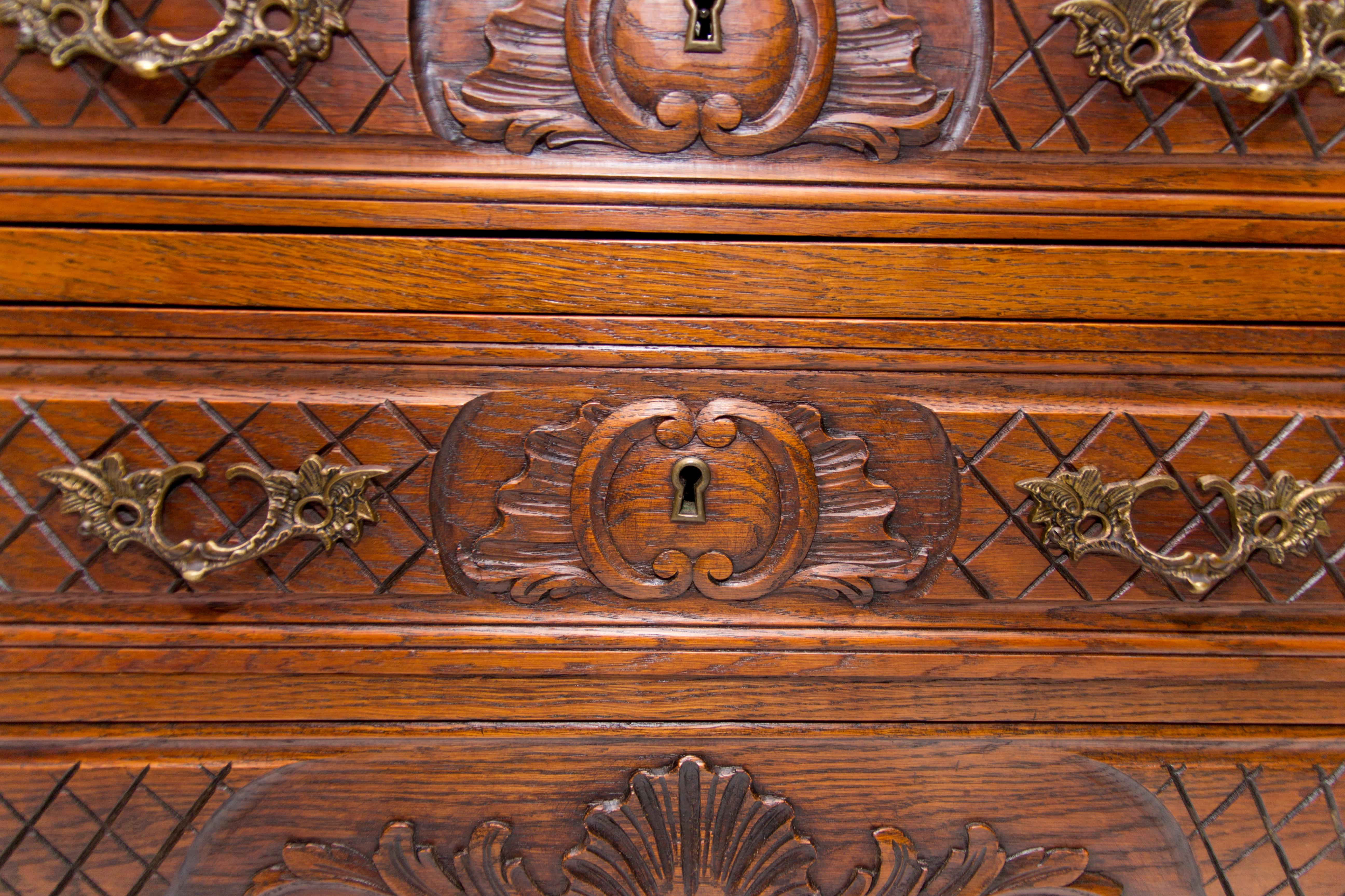Bureau de secrétaire à deux tiroirs en chêne sculpté de style Louis XV, années 1920 en vente 12