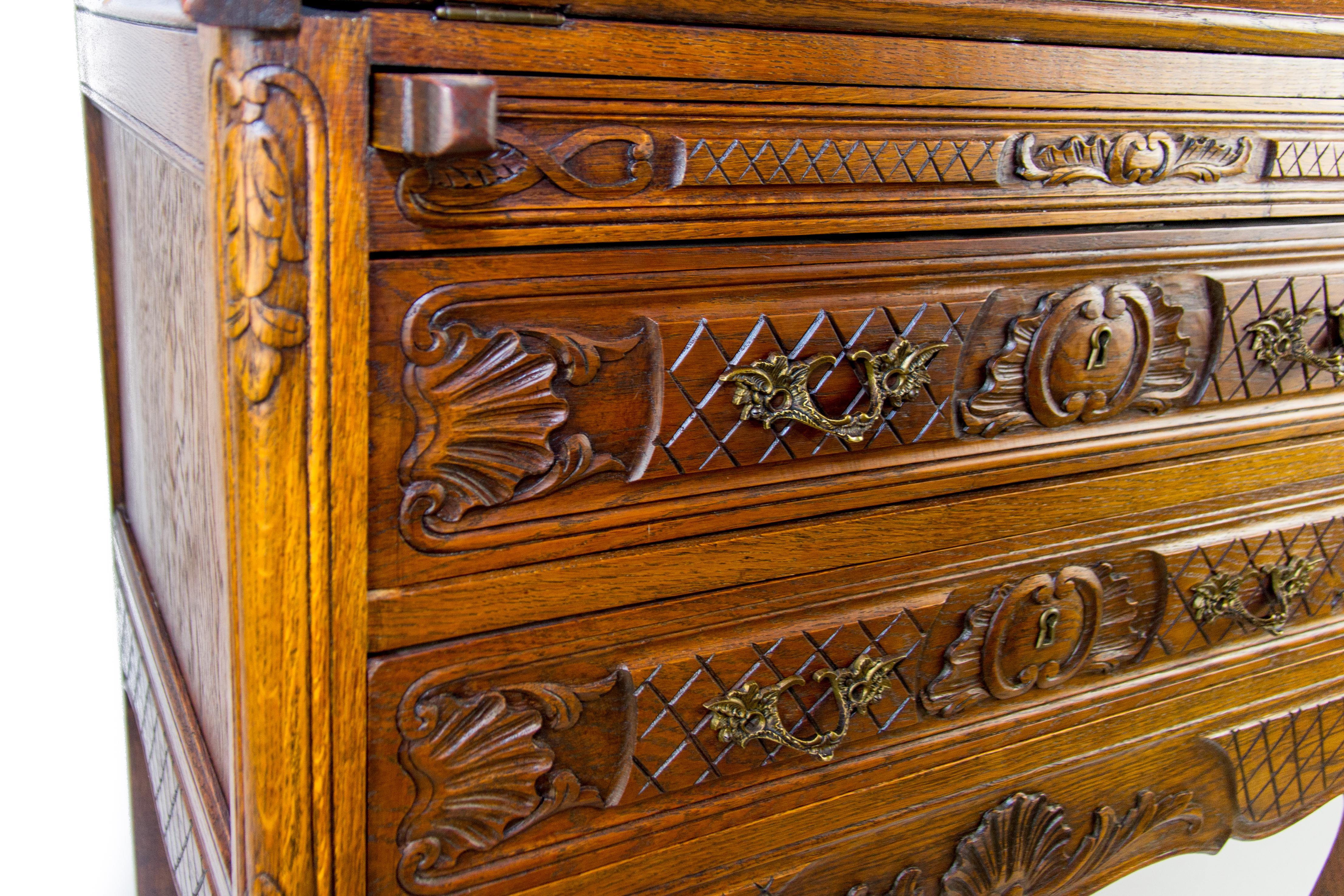 Français Bureau de secrétaire à deux tiroirs en chêne sculpté de style Louis XV, années 1920 en vente