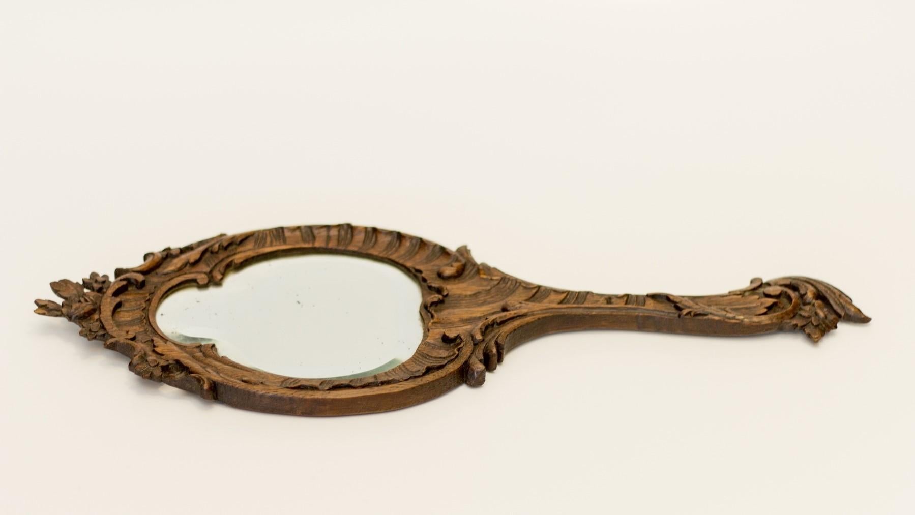 Handspiegel aus geschnitztem Eichenholz im Louis-XV-Stil, Frankreich, 1920er Jahre (Spiegel) im Angebot