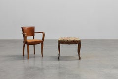 Tabouret sculpté de style Louis XV avec assise en tapisserie brodée à l'aiguille, France, vers 1880