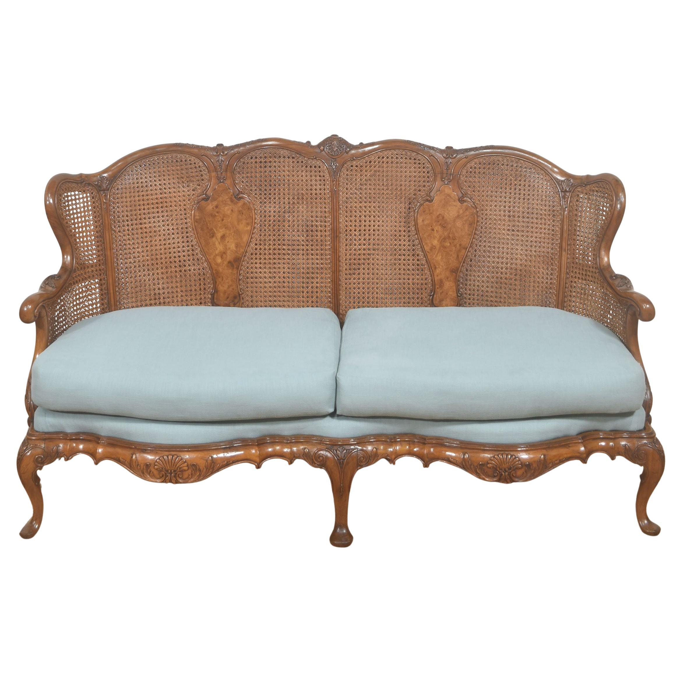 Louis XV Stil geschnitzt Nussbaum und Cane Settee im Angebot