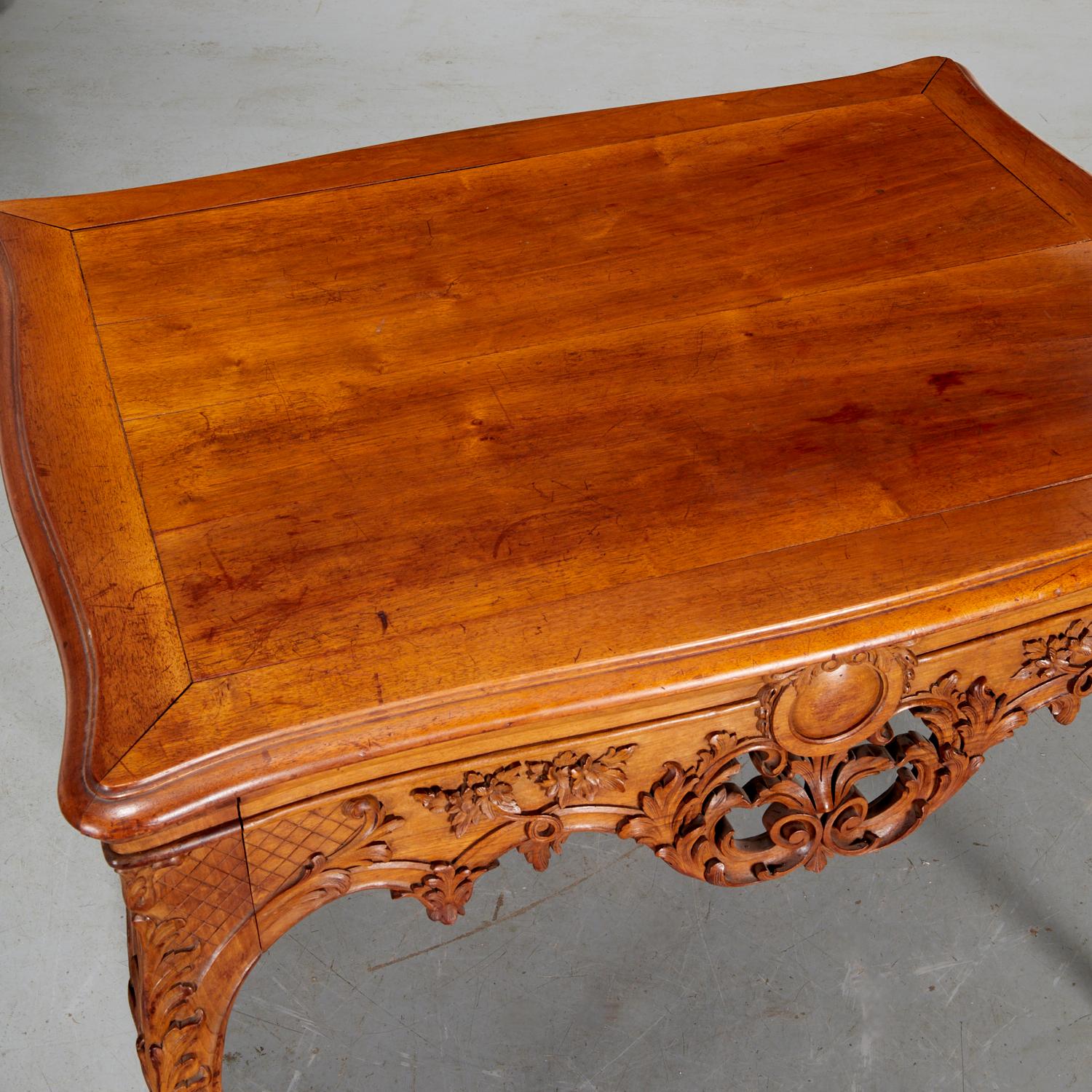 Mesa de centro de nogal tallado estilo Luis XV - De la colección Iris Apfel

Francia, hacia 1880-1900
Probablemente producido por un atelier provincial o parisino a la manera de la Maison Krieger

Dimensiones: 30,75