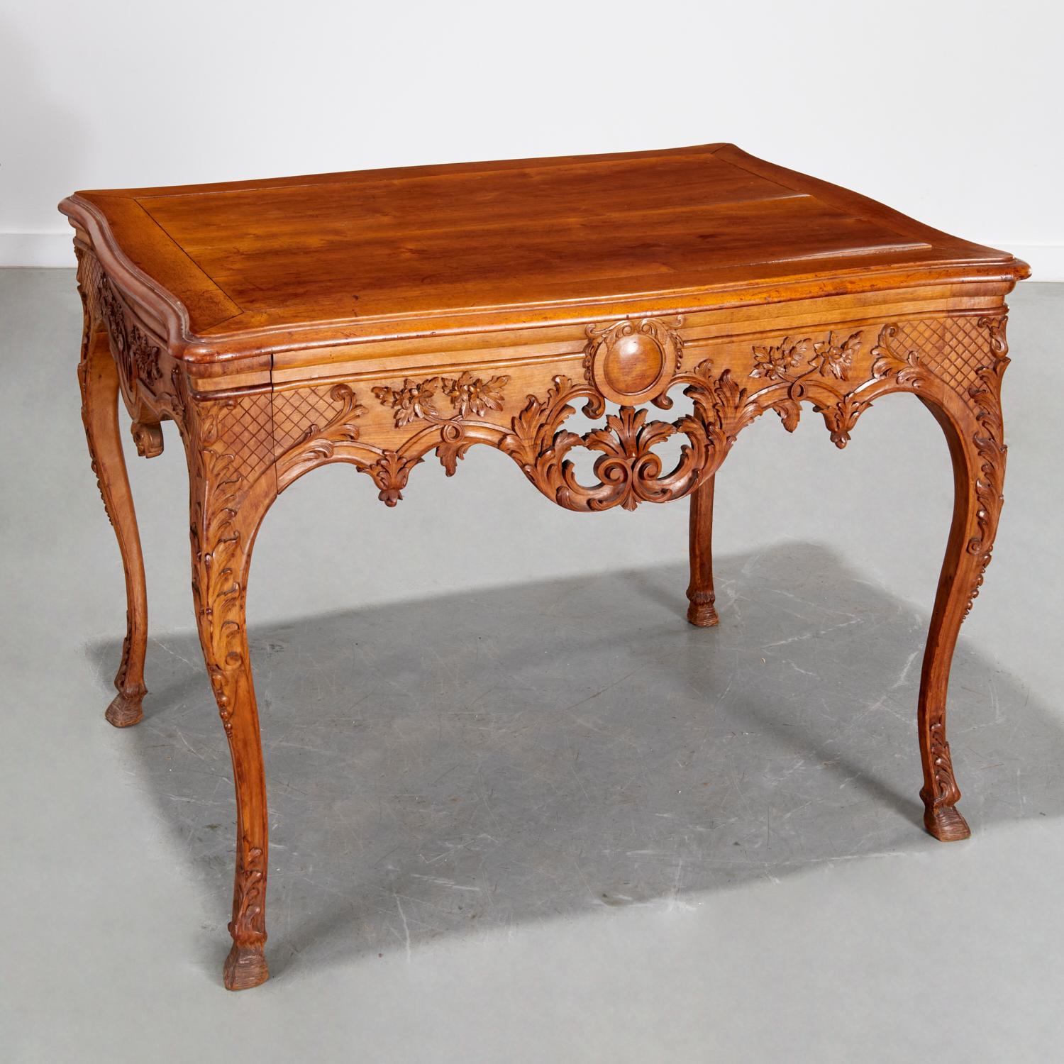 Mesa de centro de nogal tallado estilo Luis XV - De la colección Iris Apfel en venta 1