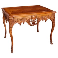 Mesa de centro de nogal tallado estilo Luis XV - De la colección Iris Apfel