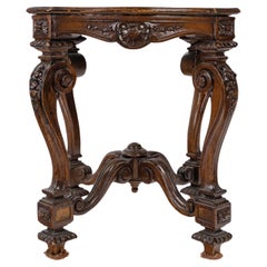 Stand de présentation en bois sculpté de style Louis XV, 19e siècle.
