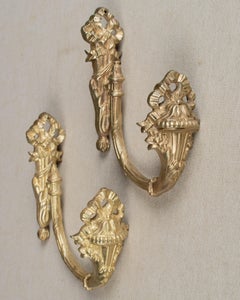 Paire d'embrasses de rideaux en bronze coulé de style Louis XV