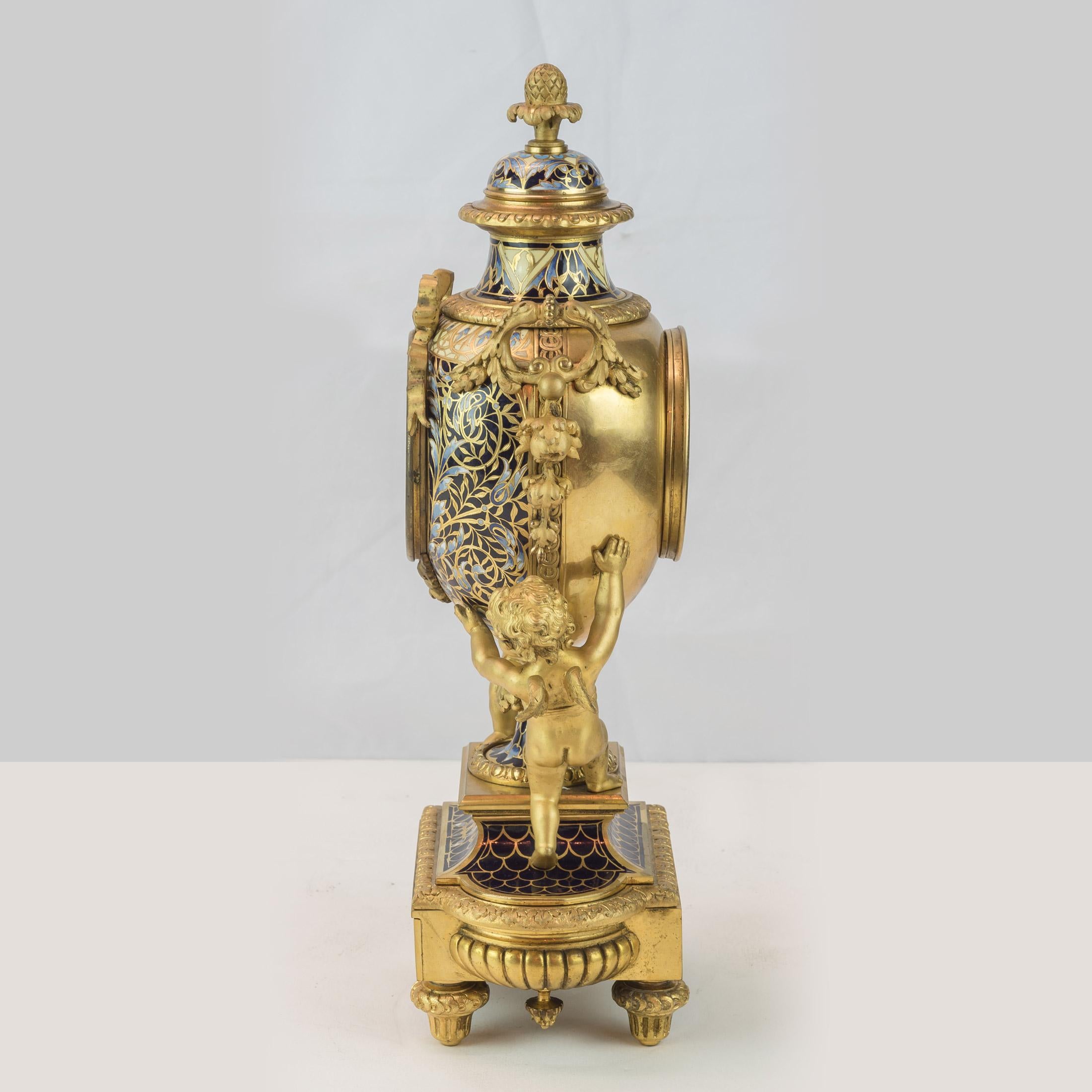 Uhr im Louis XV.-Stil aus Champleve-Emaille und vergoldeter Bronze (Vergoldet) im Angebot