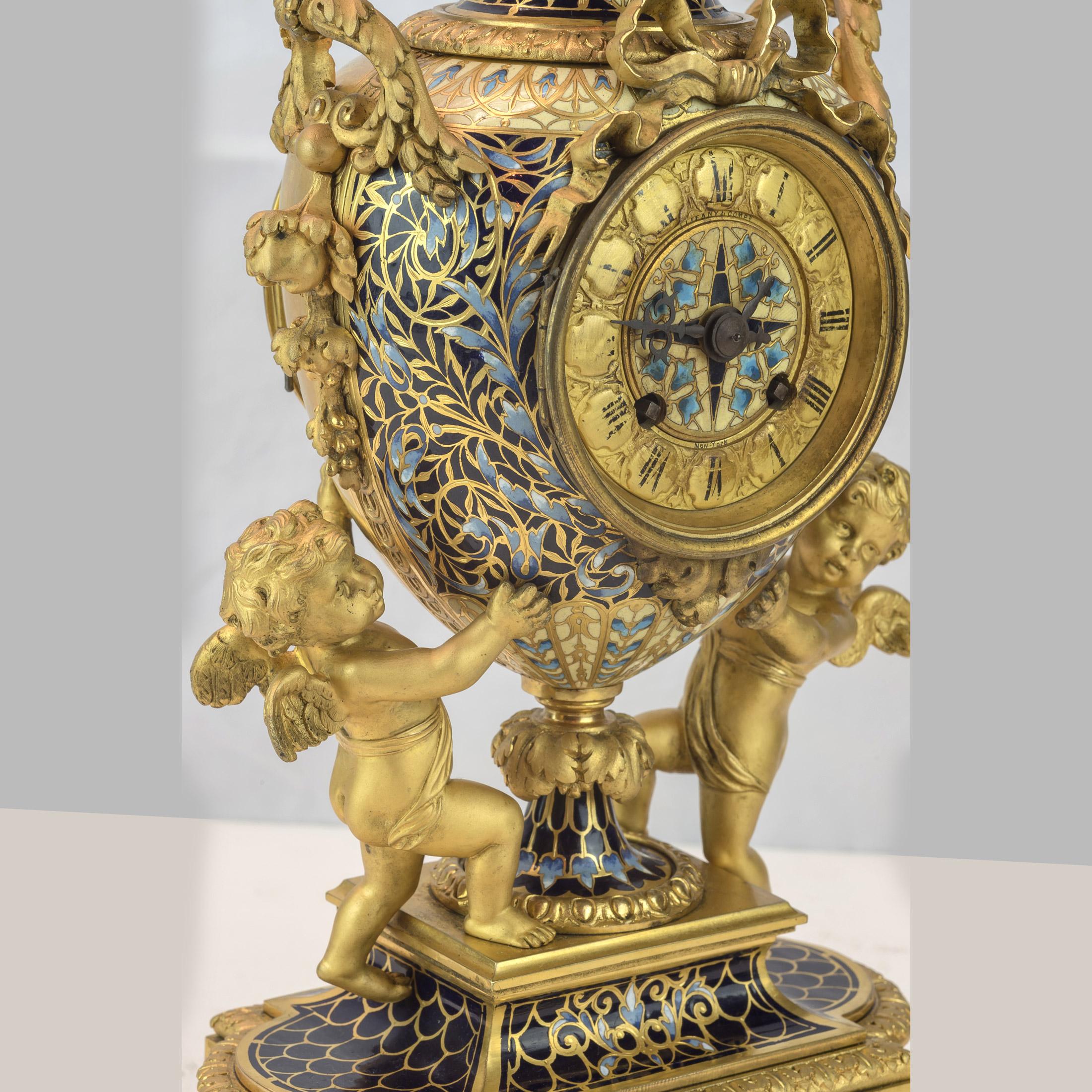Uhr im Louis XV.-Stil aus Champleve-Emaille und vergoldeter Bronze im Zustand „Gut“ im Angebot in New York, NY