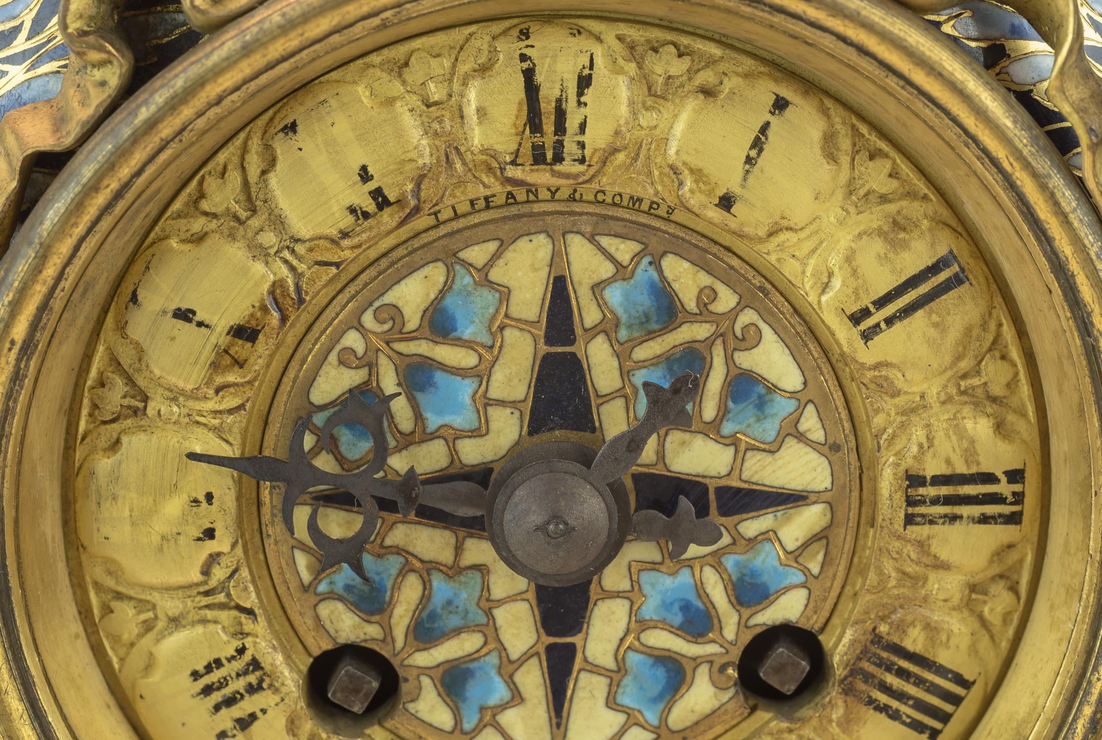 Uhr im Louis XV.-Stil aus Champleve-Emaille und vergoldeter Bronze (19. Jahrhundert) im Angebot