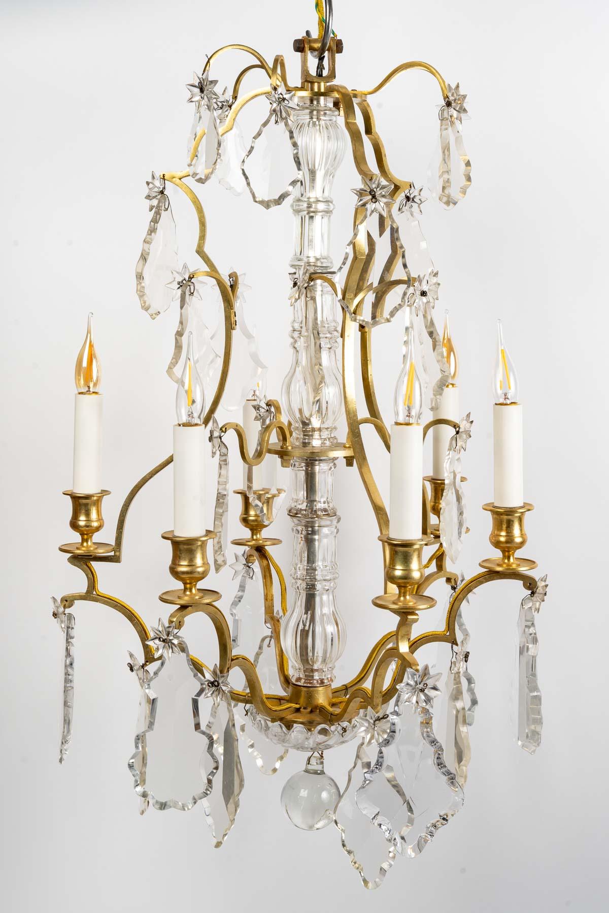 Louis XV style chandelier, early 20th century.
A Louis XV style gilt bronze and crystal chandelier, six lights, early 20th century.
Measures: H: 67 cm, D: 43 cm.