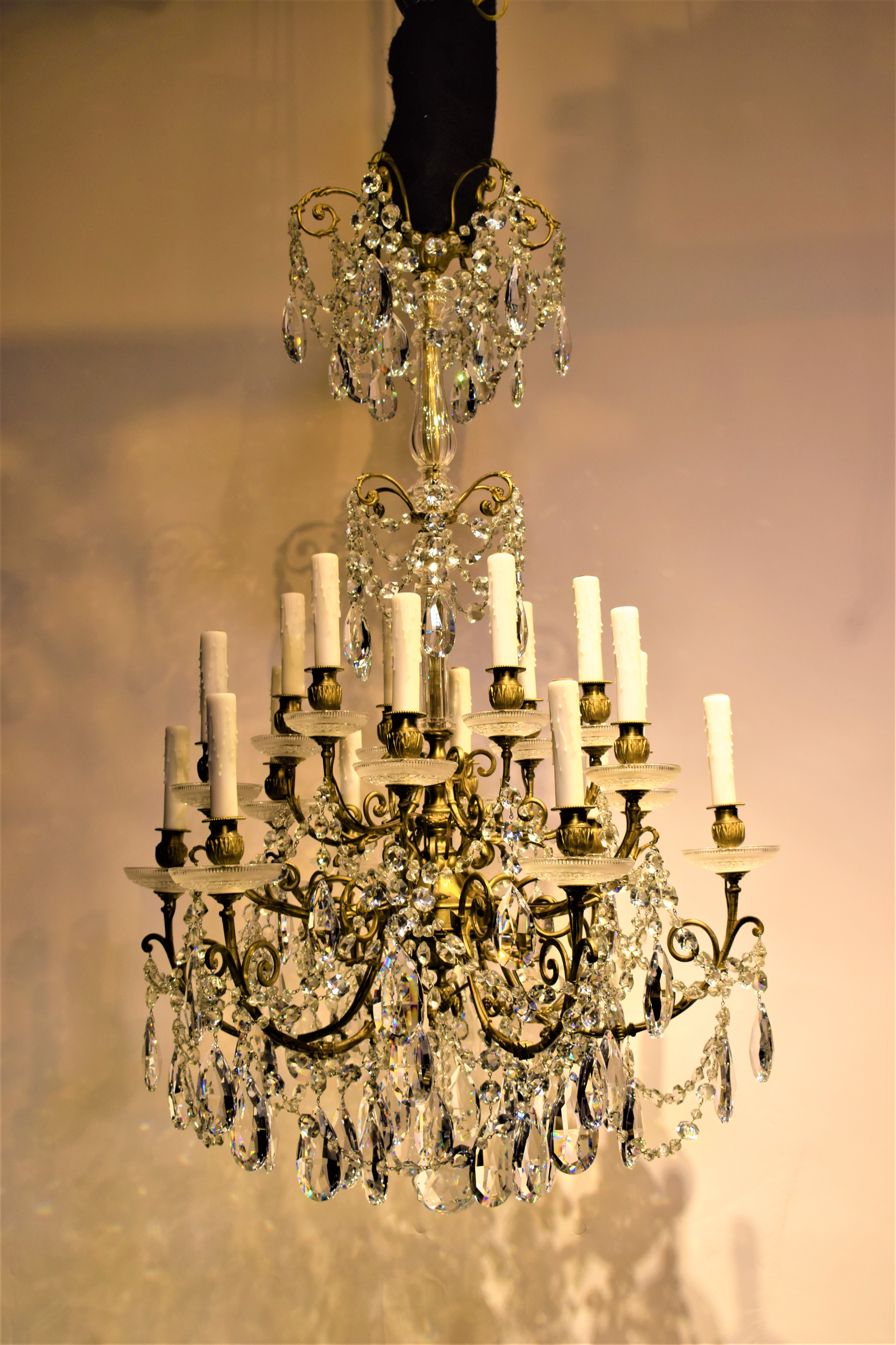 A very fine gilt bronze Louis XV style chandelier. C shaped arms at three circles adjoined with hand cut crystal pendalogues and garlands of octagonal and faceted beads. 18 Lights
CW5183.
