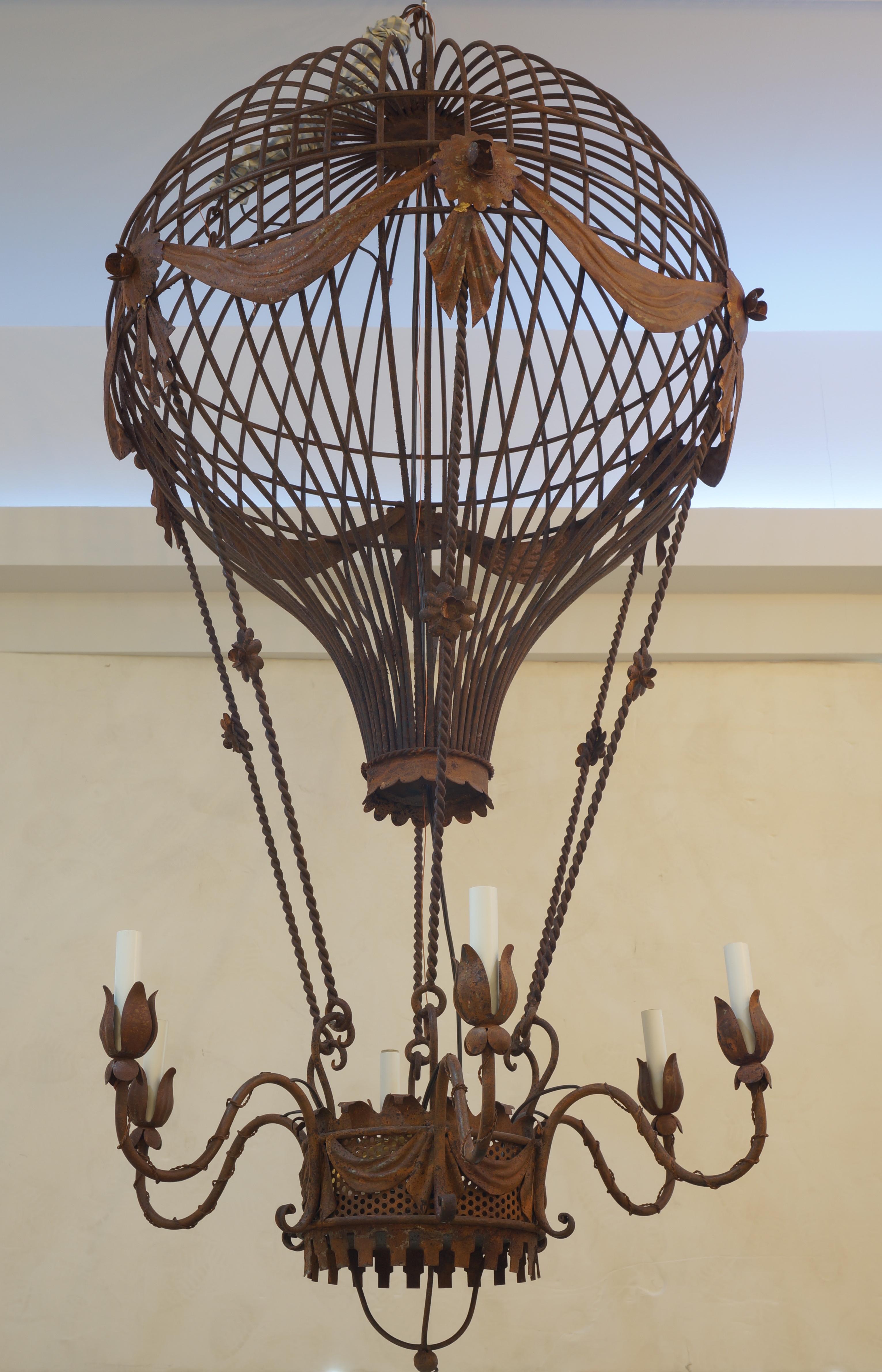 italien Lustre en forme de montgolfière de style Louis XV en vente