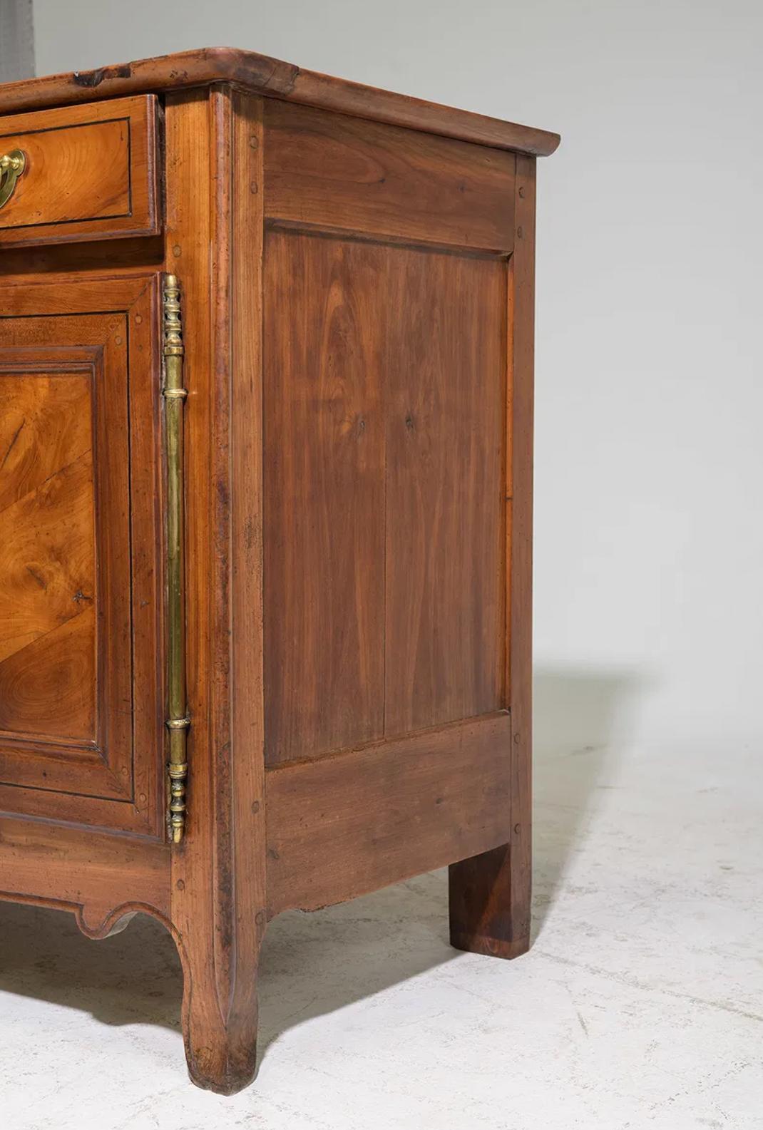 Louis XV Stil Kirsche Buffet / Anrichte (18. Jahrhundert) im Angebot