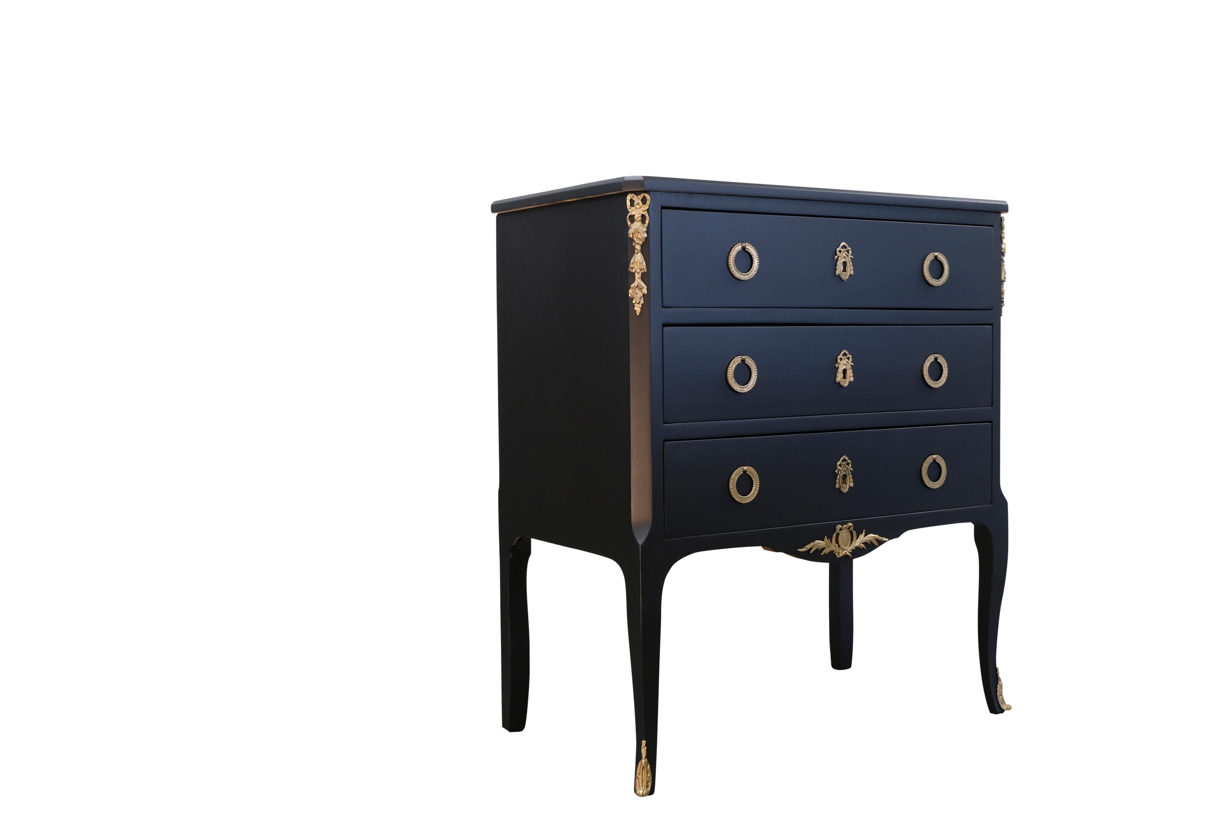 A Louis XV style chestwith original brass details and handles in birch wood with a Black fine painted finish with Fine Brass Fittings and a Marble Top.  
Width: 73cm / 28.7