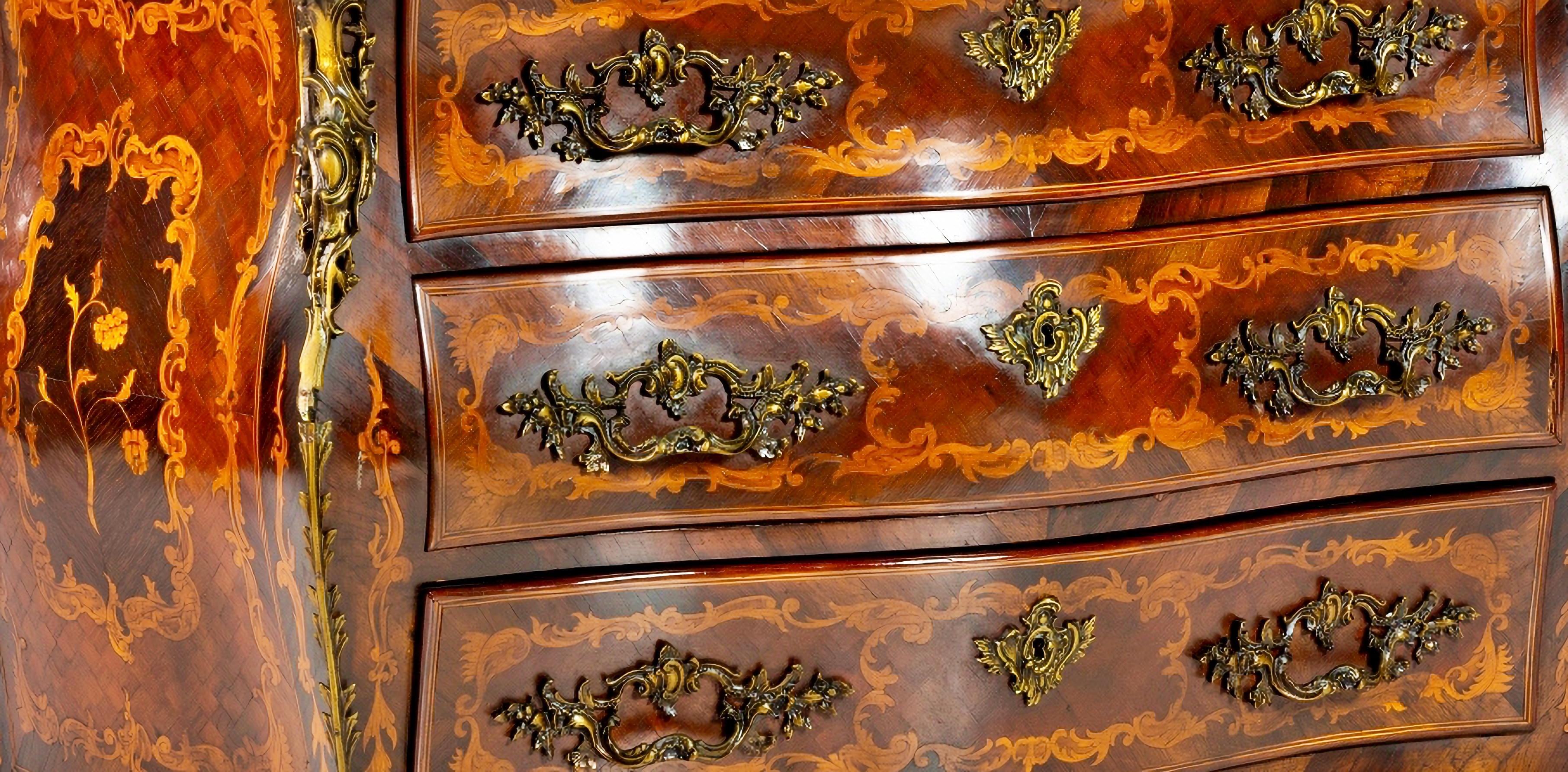 LOUIS XV STYLE CHEST OF DRAWERS

French, 19th Century
paneled in various woods, with three drawers.
Bulged box on the front and sides.
Applications in golden bronze.
Marble top.
Signs of use.
Dim.: 91 x 117 x 61 cm
good conditions
very good condition