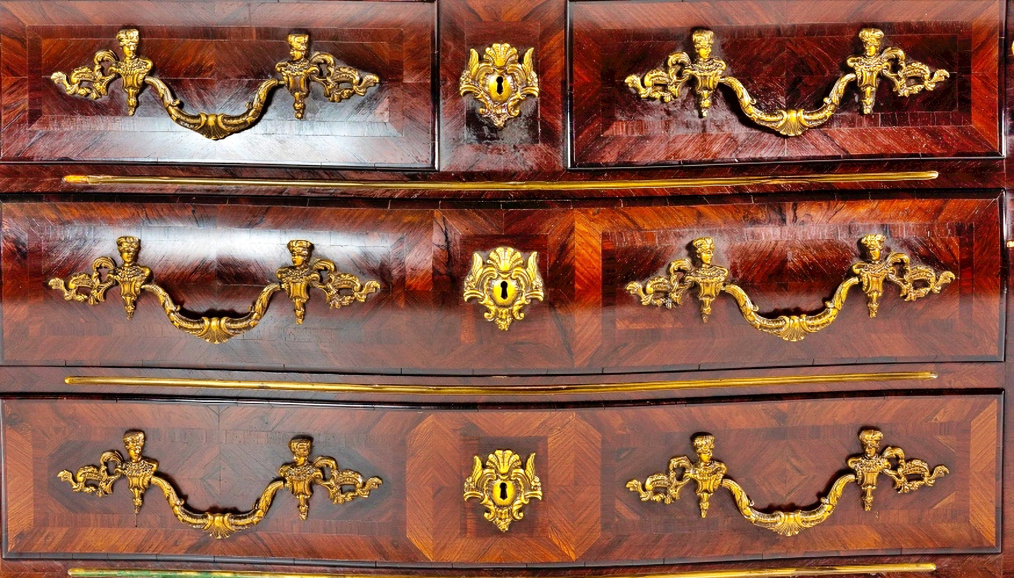 LOUIS XV Style CHEST OF DRAWERS STYLE

Französisch, 19. Jahrhundert
in verschiedenen Holzarten, zwei Schubladen und zwei Auszügen. Aufgewölbte Box auf der Vorderseite und an den Seiten.
Anwendungen in