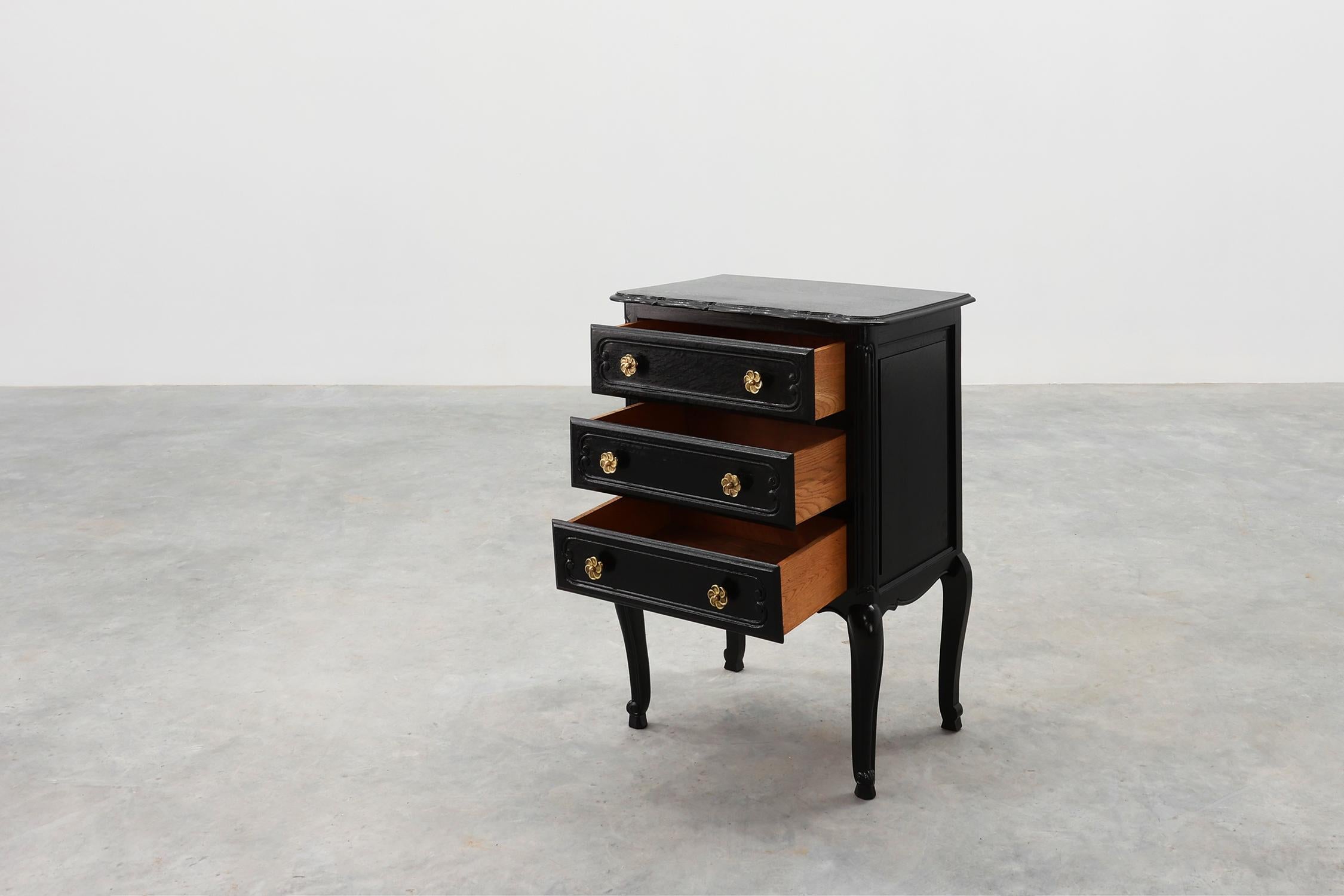 Louis XV Style Chest of Drawers in Black Lacquered Oak, France, 1950s In condizioni buone in vendita a Meulebeke, BE