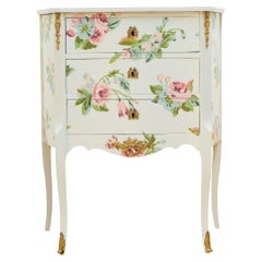 Coffre à trois tiroirs de style Louis XV avec motif floral et  Dessus en bois