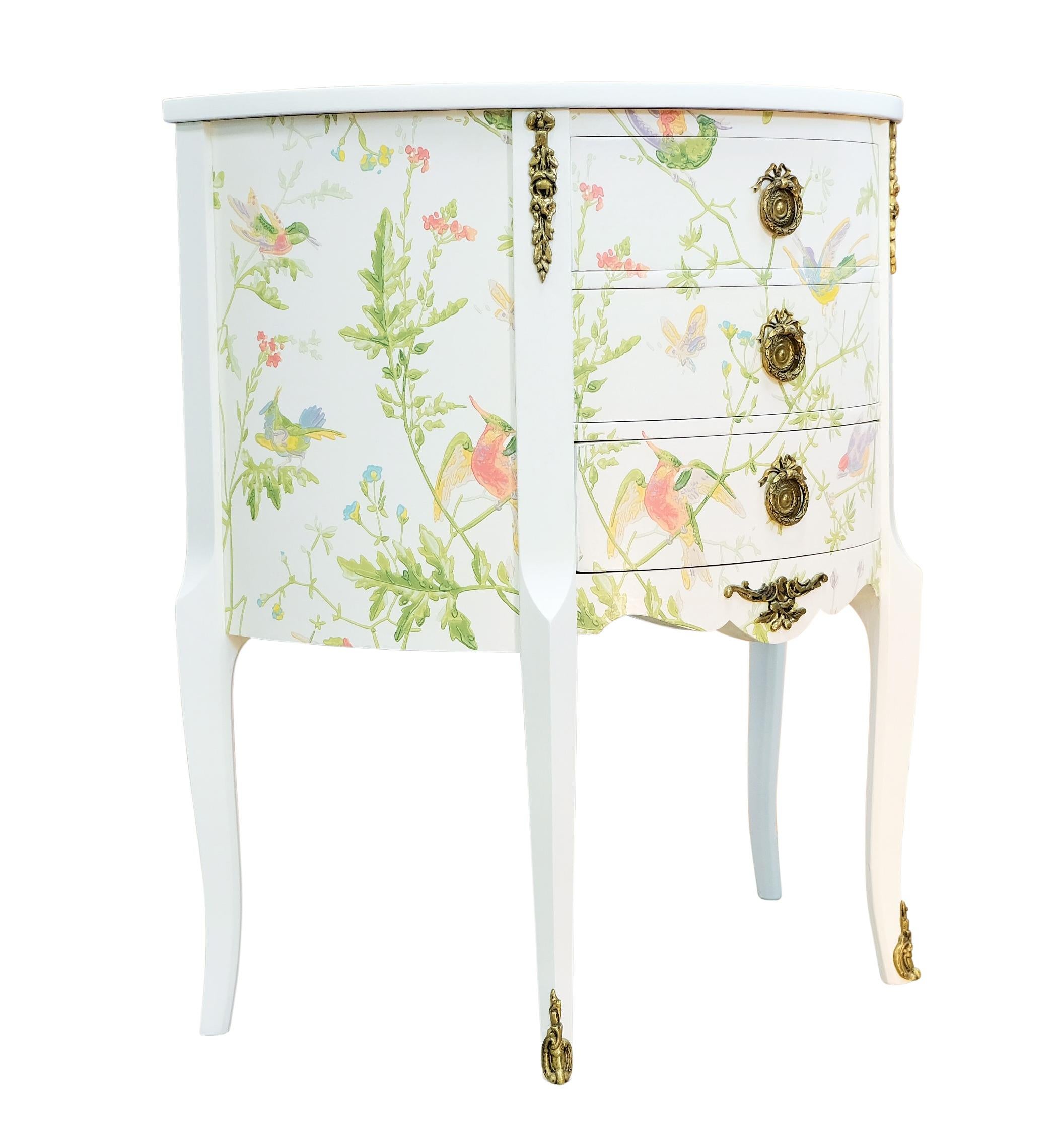 Gustavian chest with marble slab and frame in white, redesigned with hummingbird design pattern. Marble top. Fine original fittings in solid brass. 

Width: 68cm / 26.8