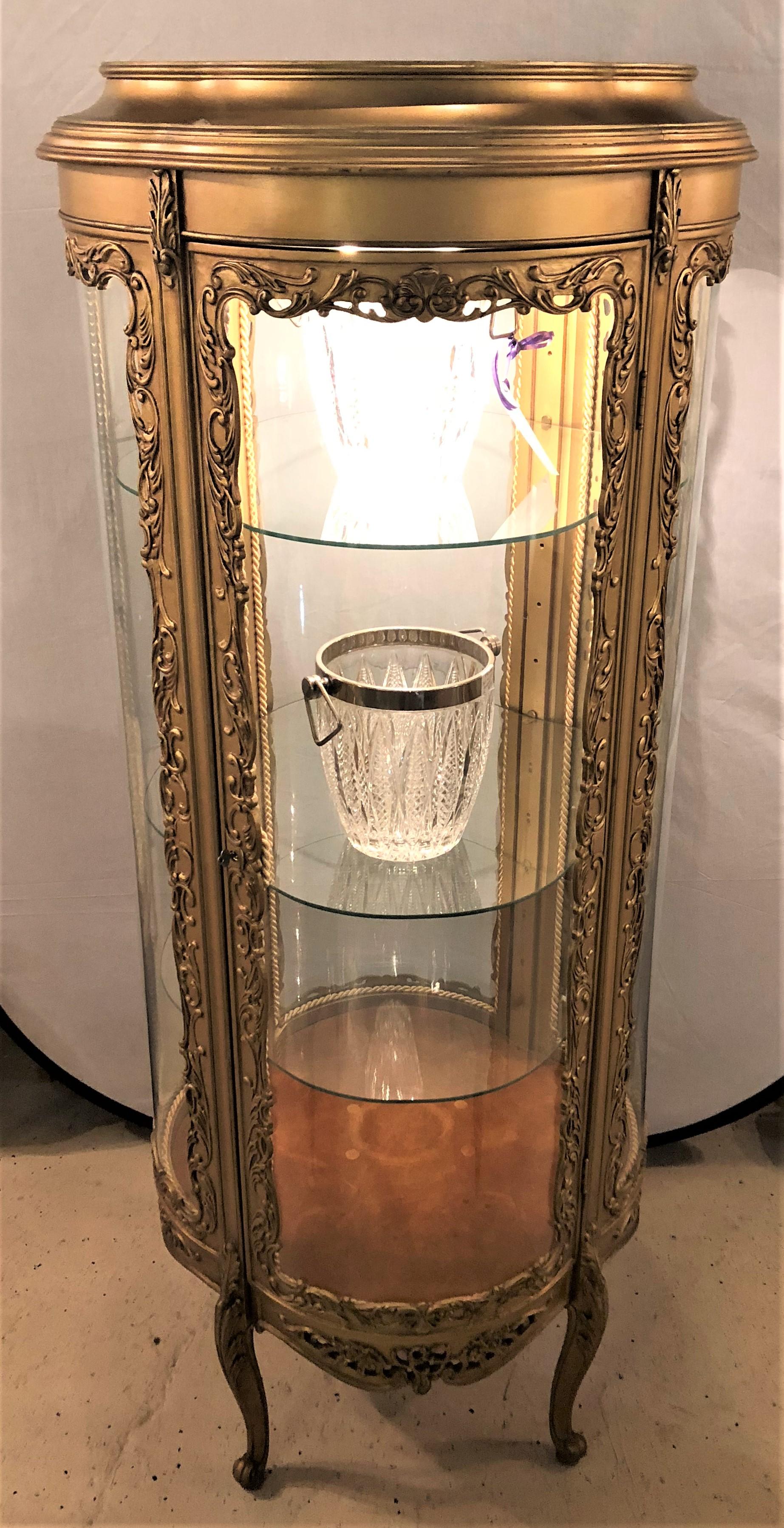 Louis XV Style Circular Giltwood Lighted Curio Vitrine Showcase In Good Condition In Stamford, CT