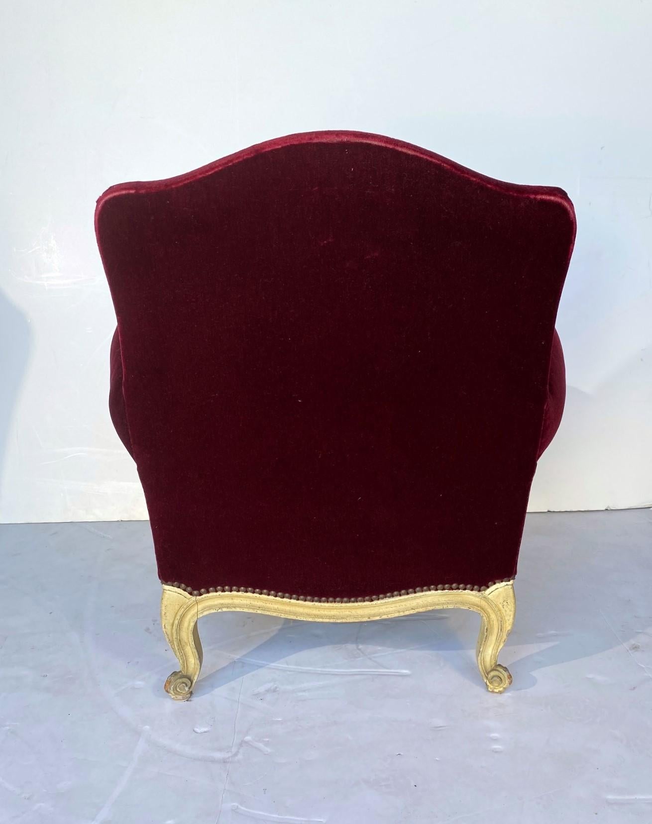 Ein Paar Klubsessel im Louis-XV-Stil. Die Stühle sind mit Samt bezogen und mit Nagelköpfen versehen. 