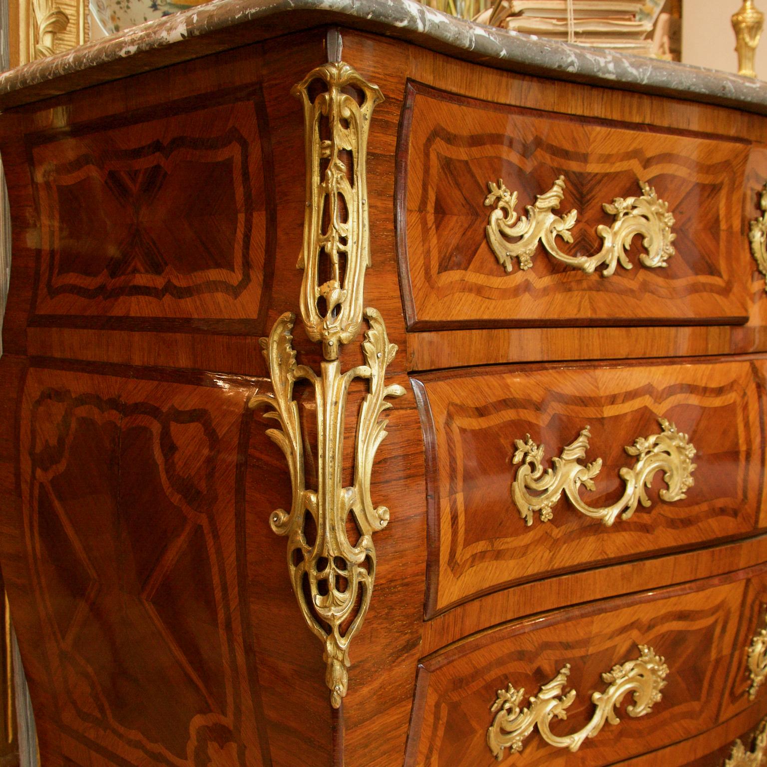 French 19th Century Large Louis XV Style Commode à Tombeau or Chest of Drawers In Good Condition In Berlin, DE
