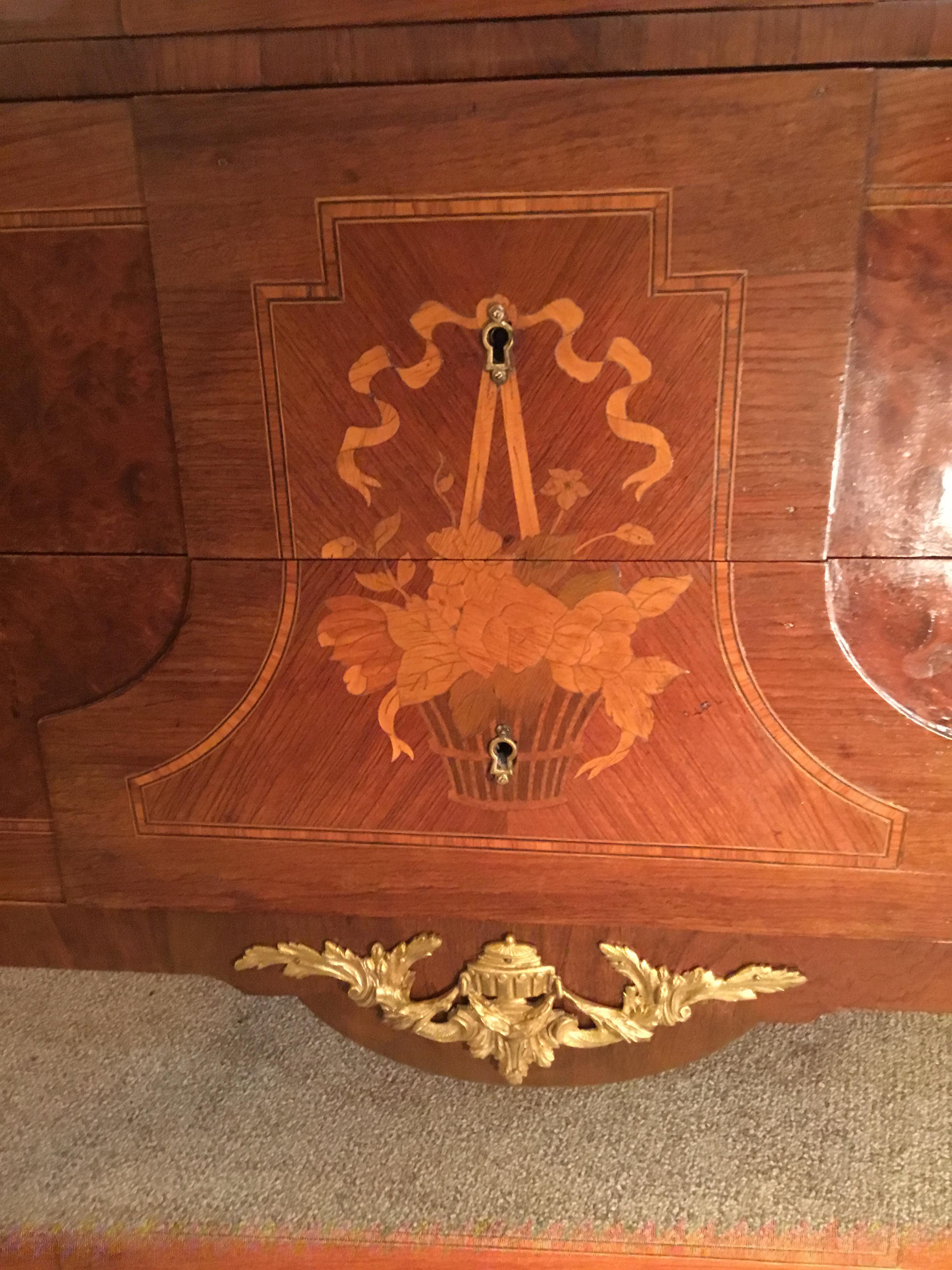 Commode o cassettiera in stile Luigi XV con piano in legno e marmo, XIX secolo in vendita 5