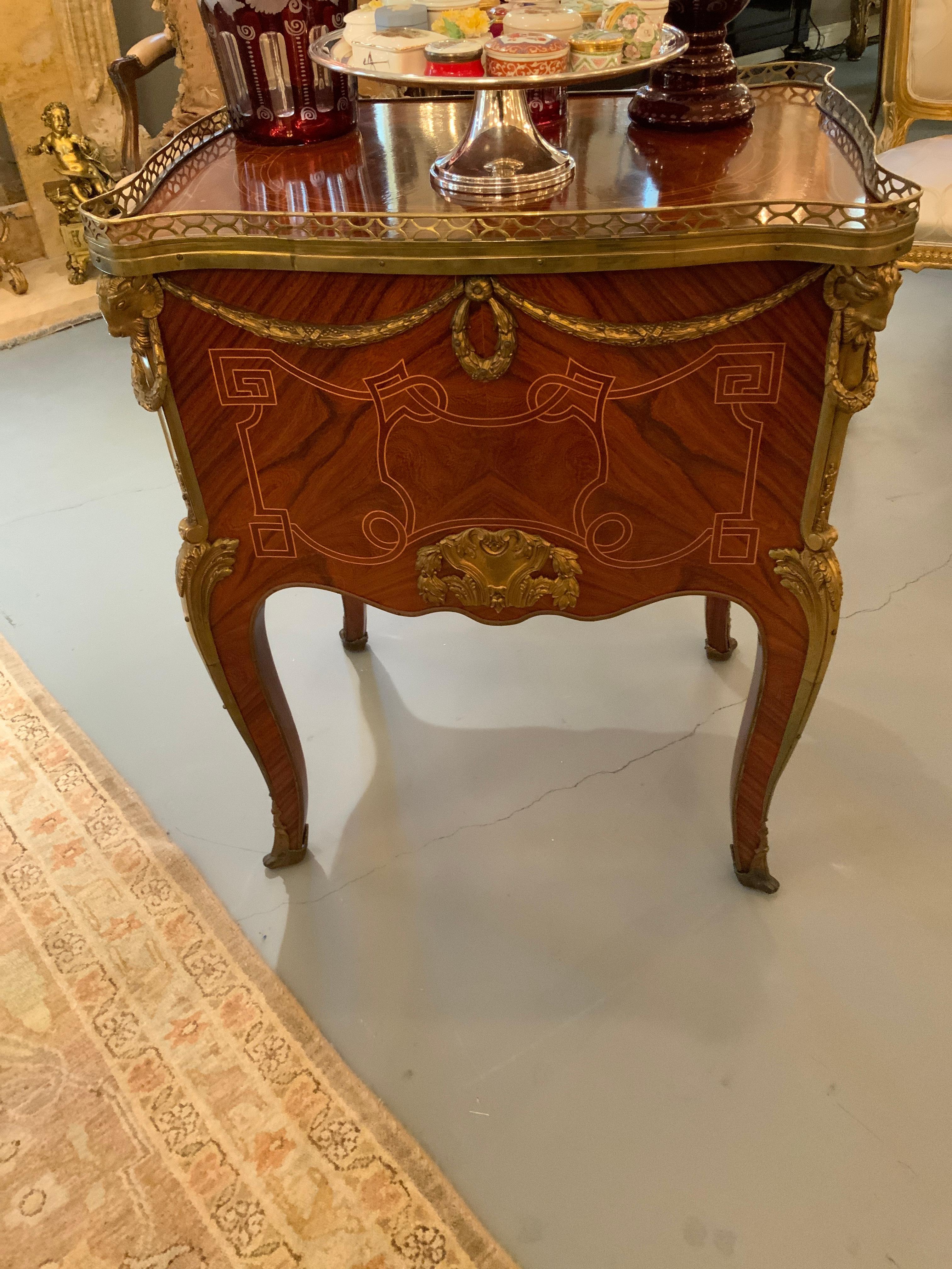 Segreteria in stile Luigi XV con piano di scrittura in pelle e 3 cassetti in vendita 1