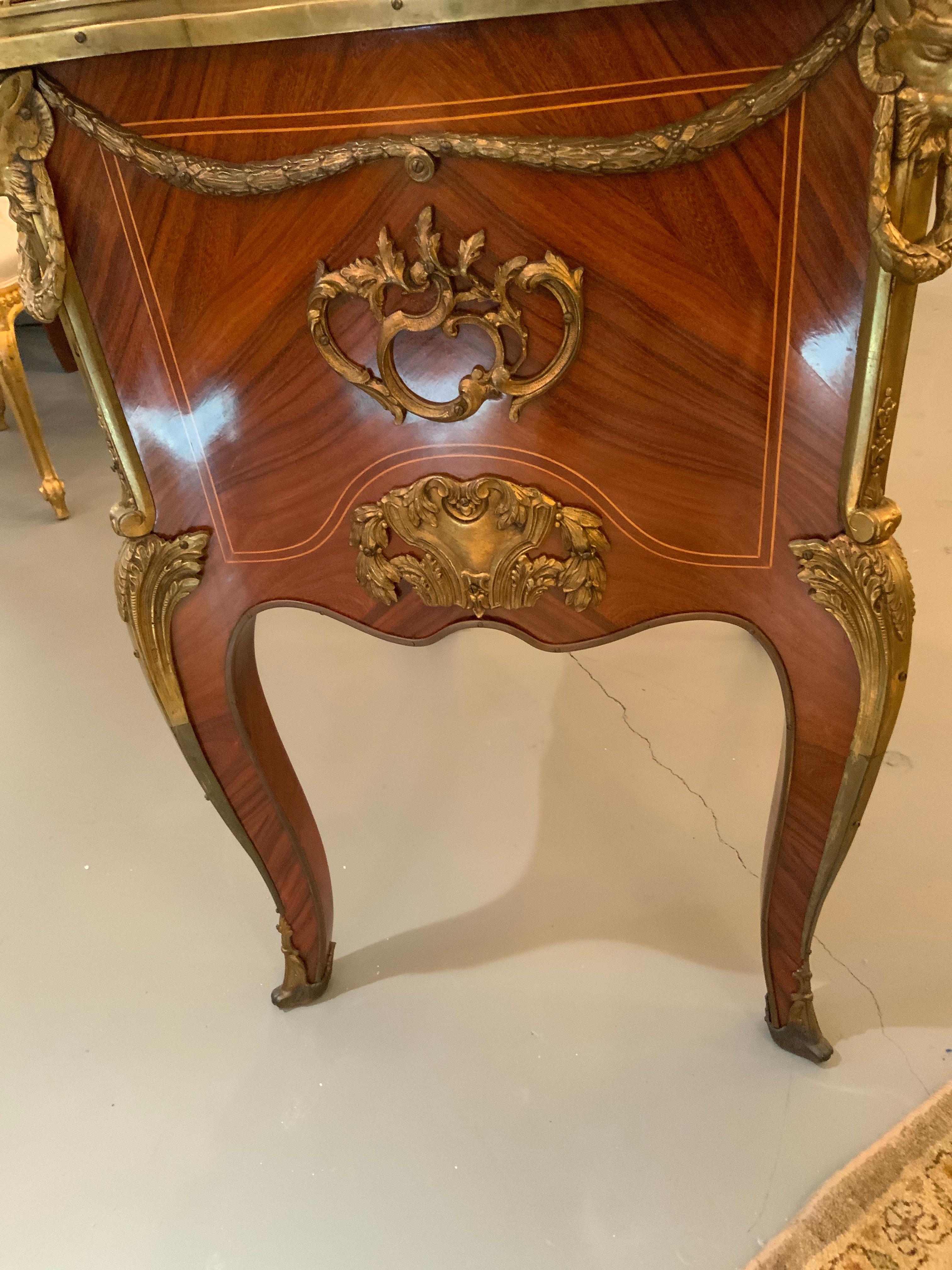 Segreteria in stile Luigi XV con piano di scrittura in pelle e 3 cassetti in vendita 2