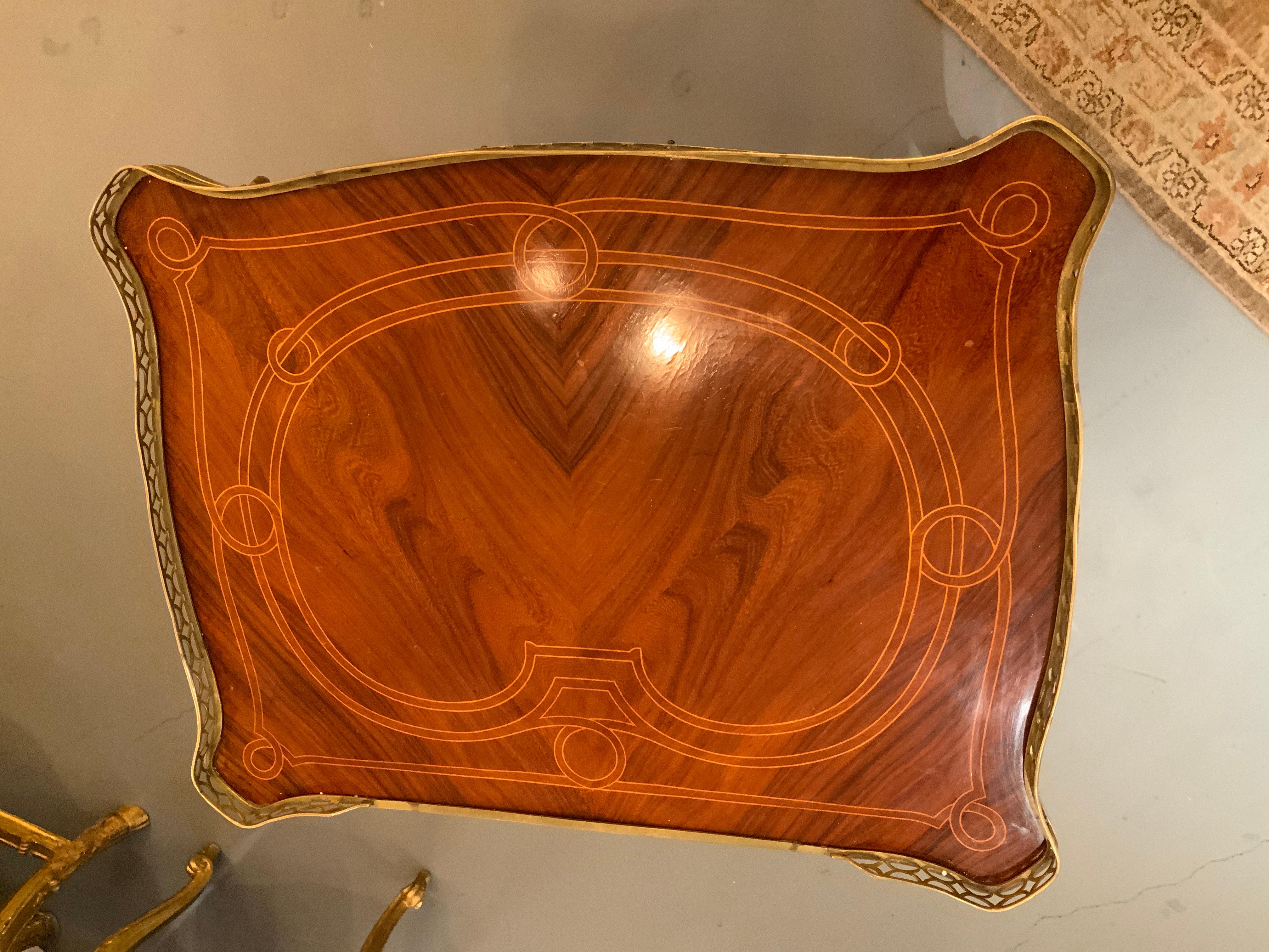 Segreteria in stile Luigi XV con piano di scrittura in pelle e 3 cassetti in vendita 3