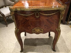 Commode / secrétaire de style Louis XV avec surface d'écriture en cuir, 3 tiroirs