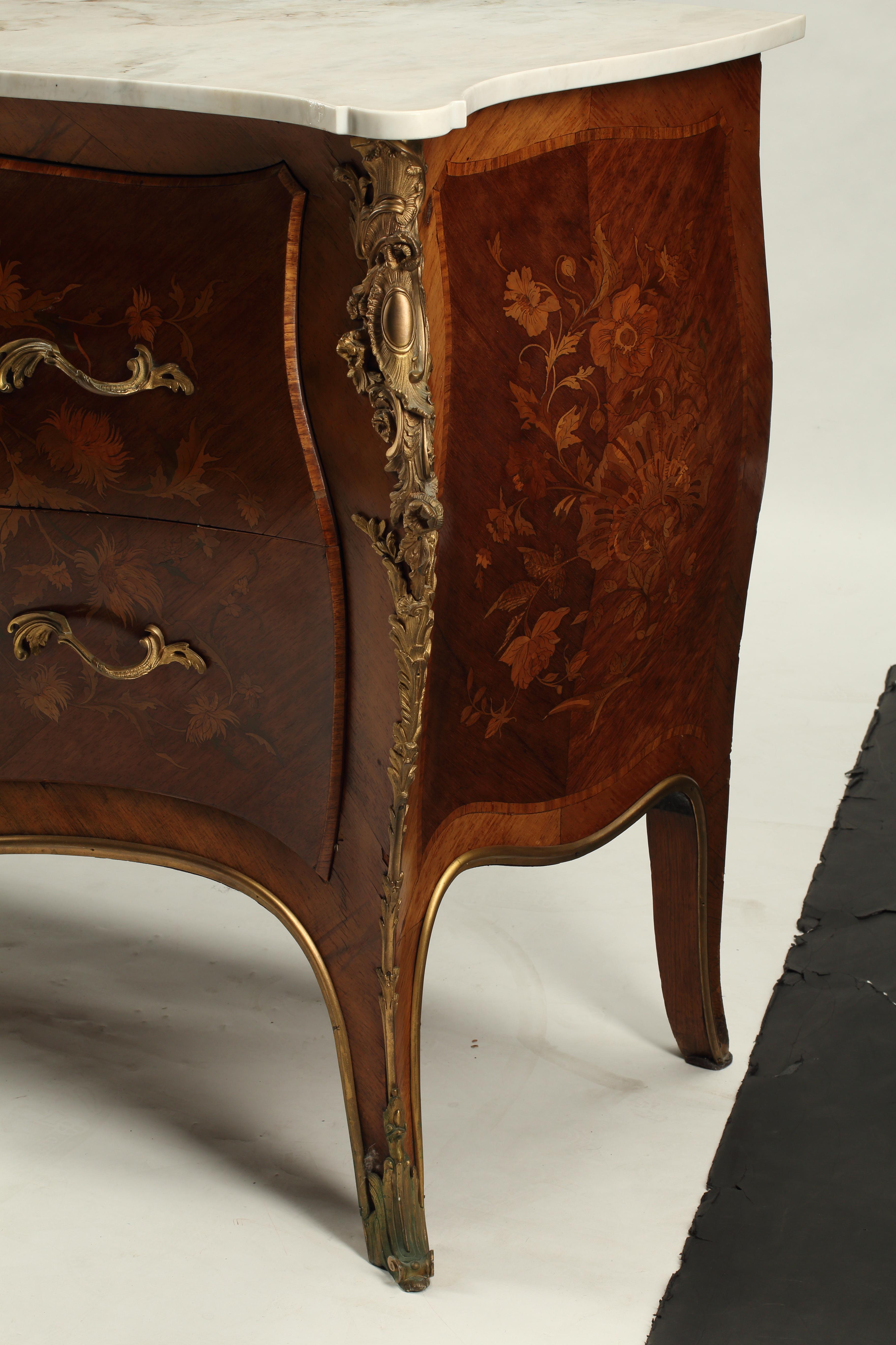 Questa commode in stile Luigi XV del XVIII secolo è uno squisito esempio del gusto artistico e della raffinata maestria dell'epoca. Il corpo del pezzo ha una caratteristica forma bombata, un segno distintivo dello stile rococò, con i lati e la parte