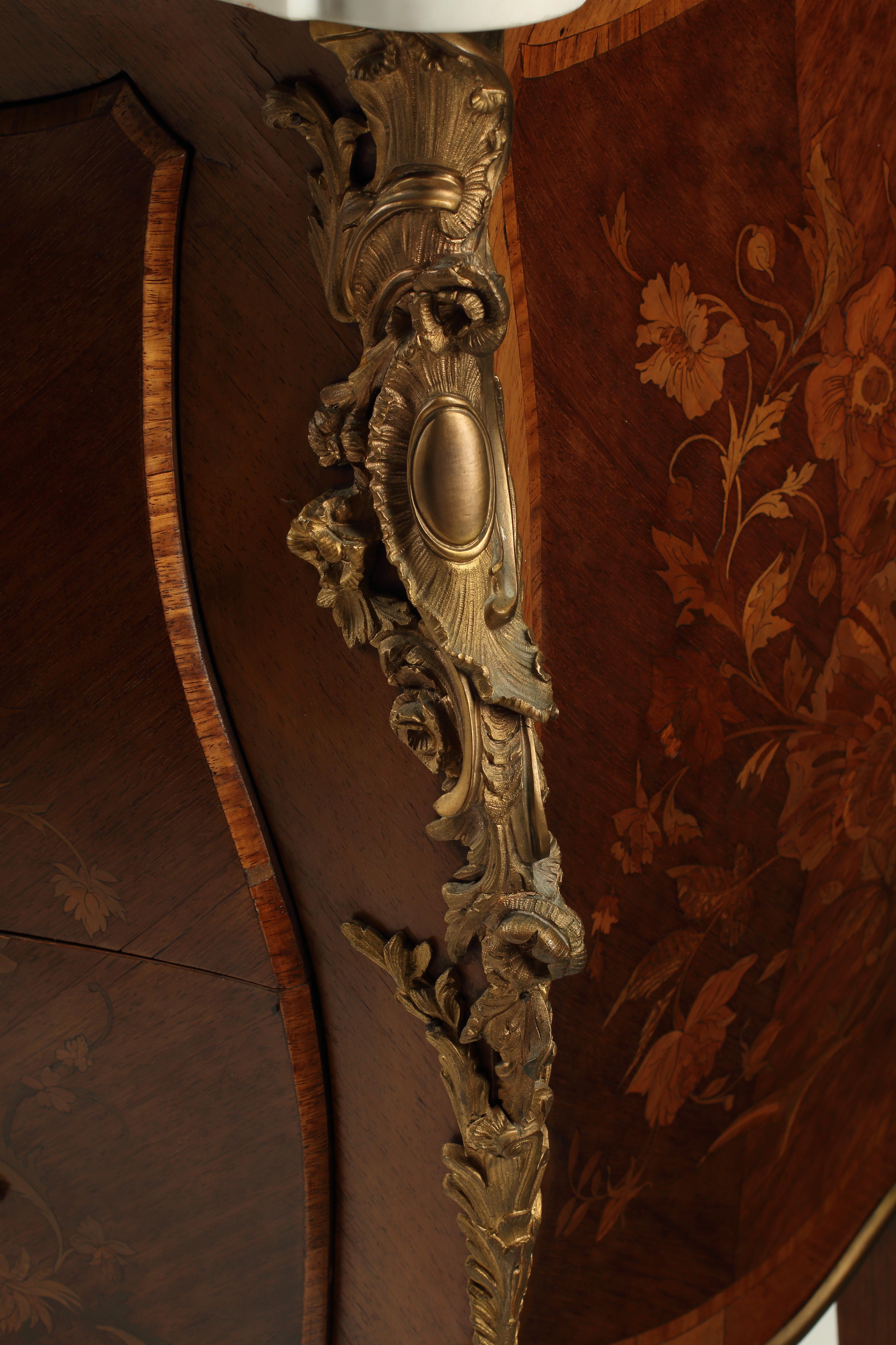 Francese Commode in stile Luigi XV con supporti in ormolu, XVIII secolo, Francia in vendita