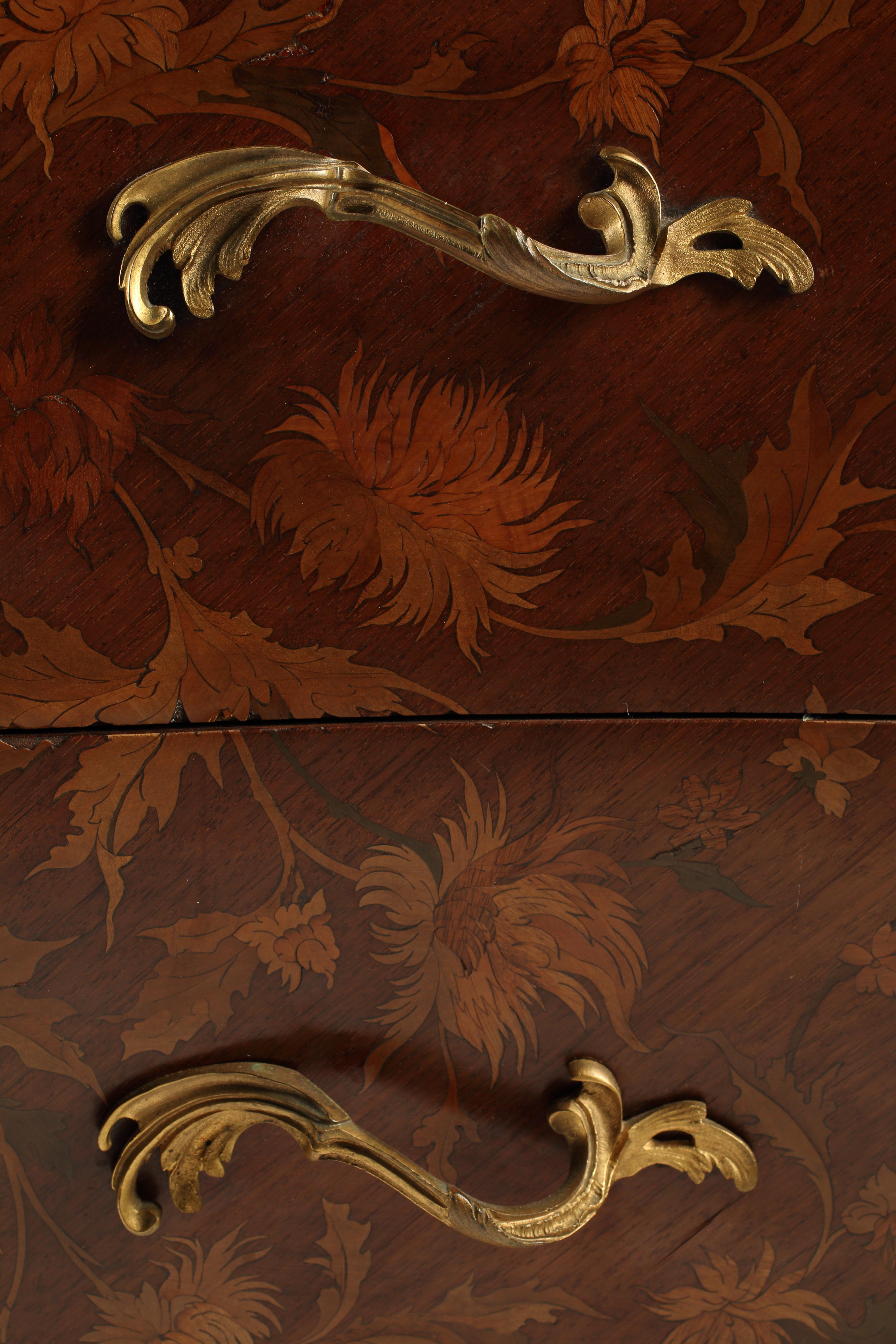 Commode in stile Luigi XV con supporti in ormolu, XVIII secolo, Francia In condizioni buone in vendita a El Monte, CA