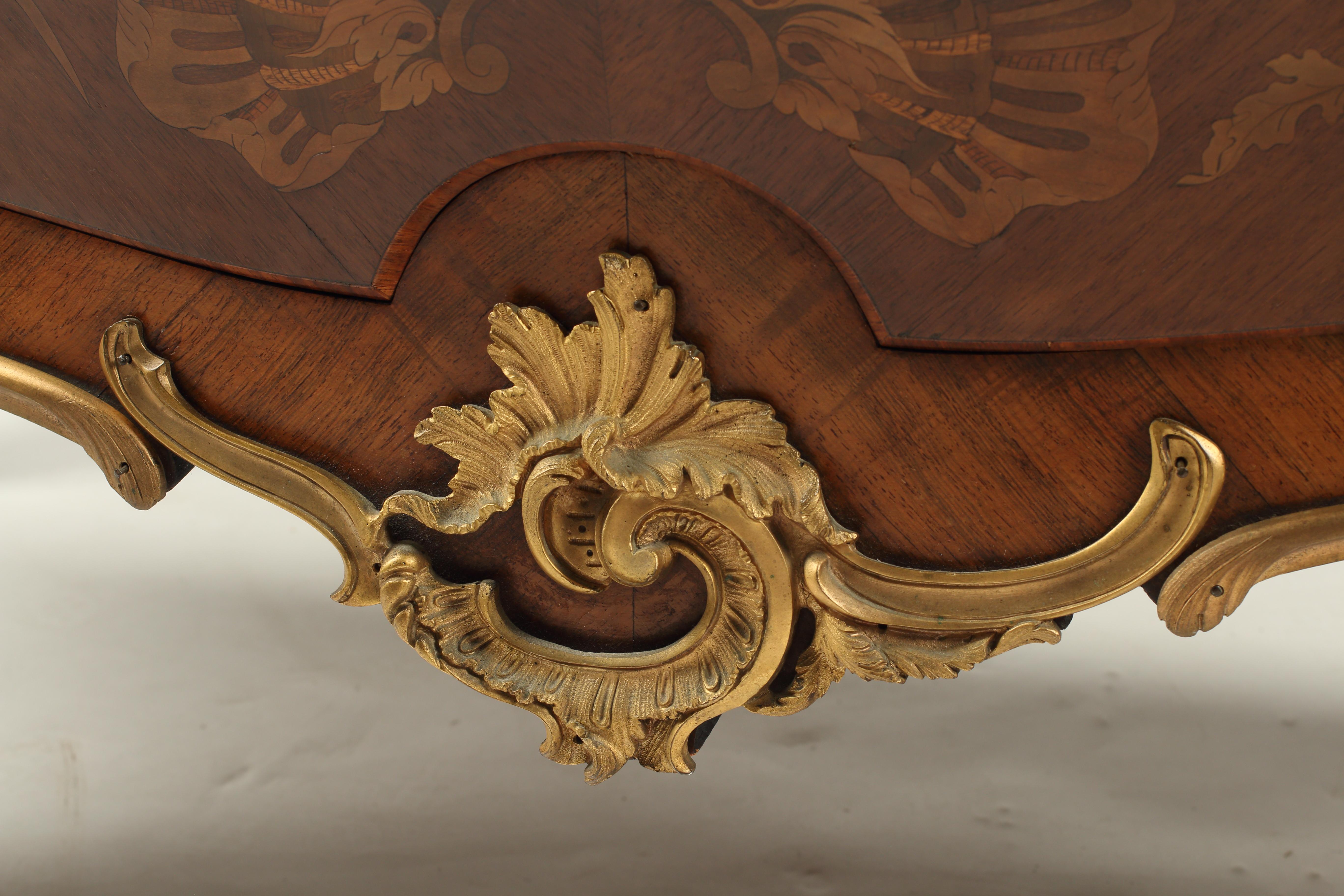 Fino al XVIII secolo Commode in stile Luigi XV con supporti in ormolu, XVIII secolo, Francia in vendita