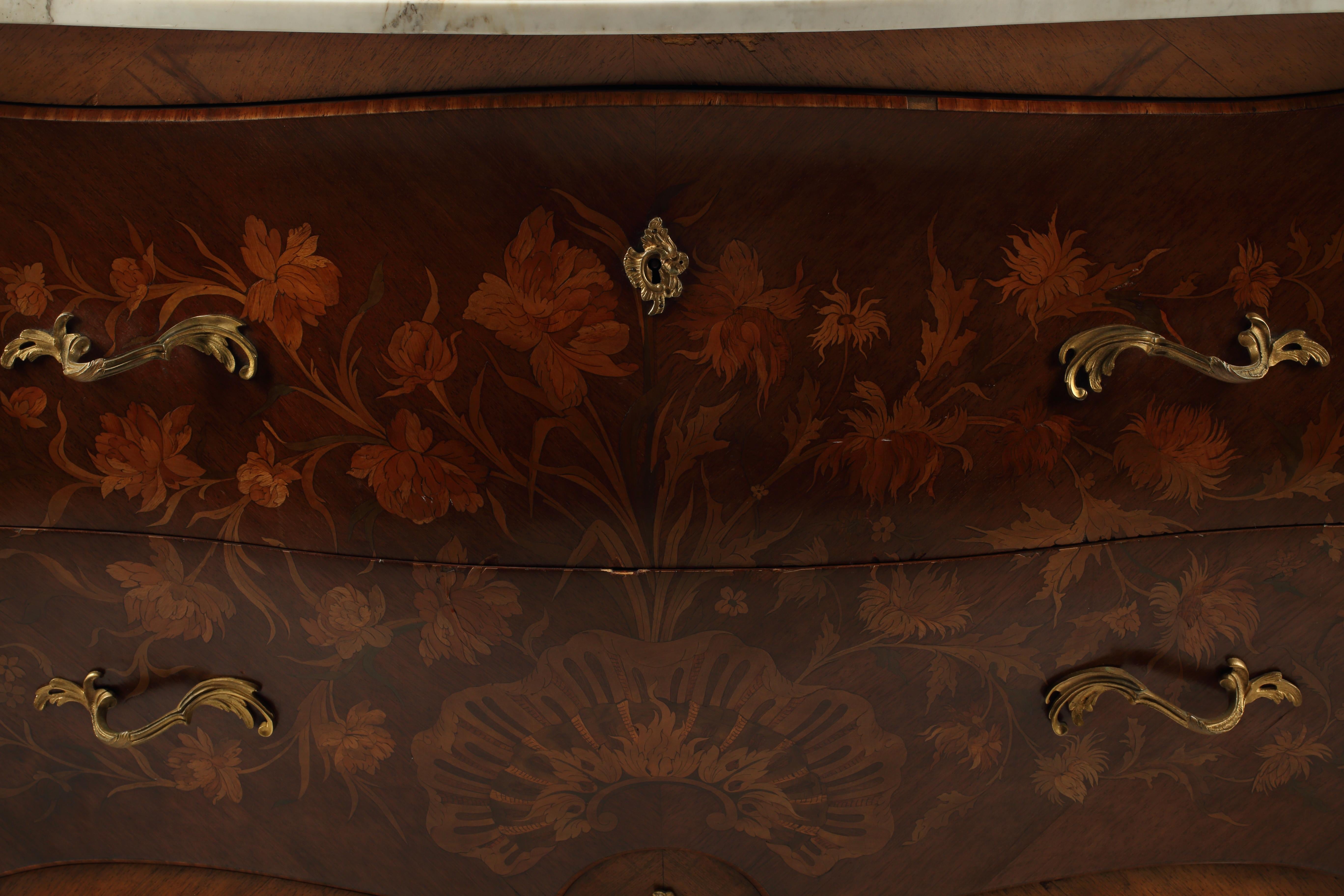 Bronzo Commode in stile Luigi XV con supporti in ormolu, XVIII secolo, Francia in vendita