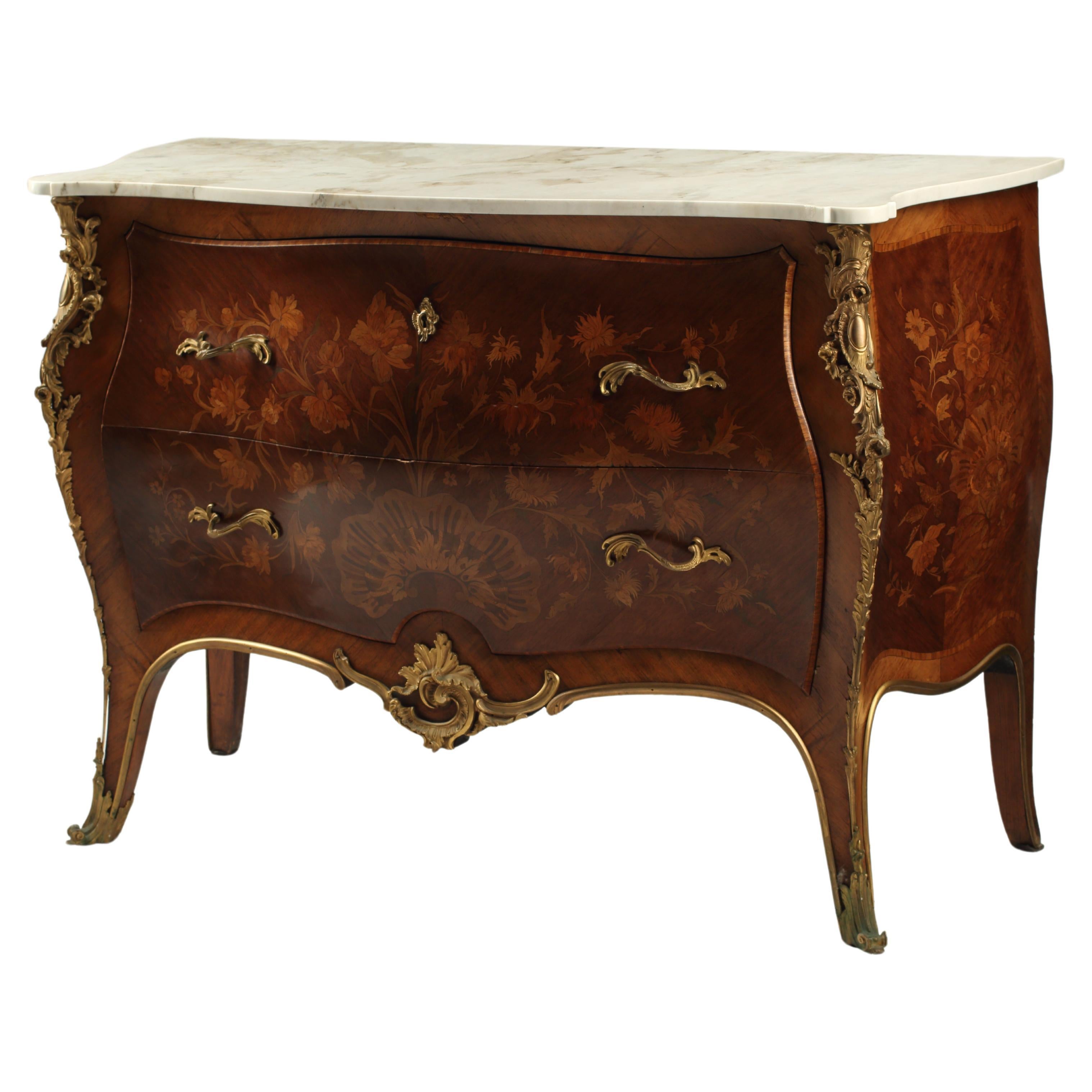 Commode de style Louis XV avec montures en bronze doré, 18ème siècle français